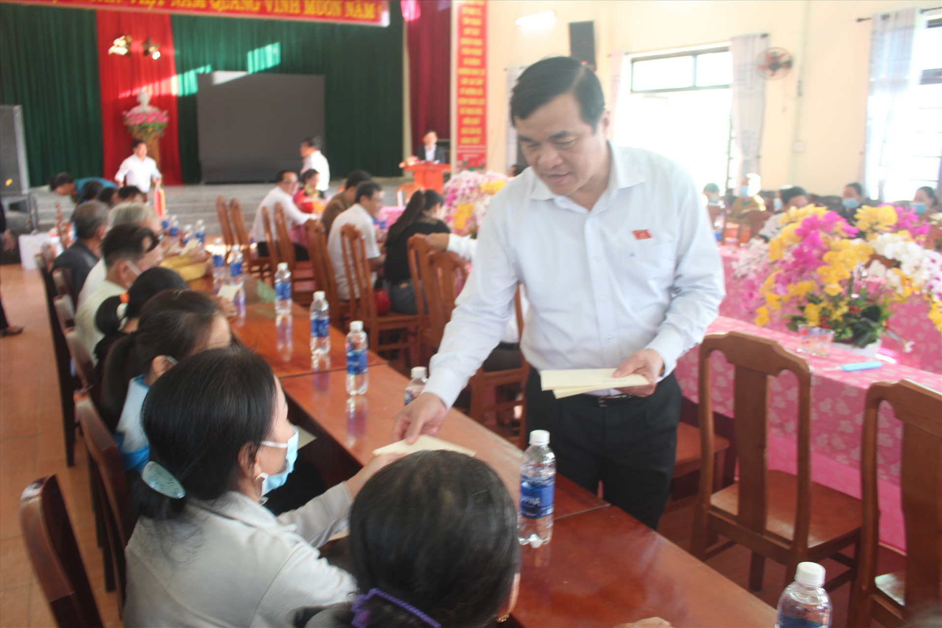 Bí thư Tỉnh ủy Phan Việt Cường trao tặng quà cho các gia đình chính sách tại xã Đại Thắng. Ảnh: NHAN DUY