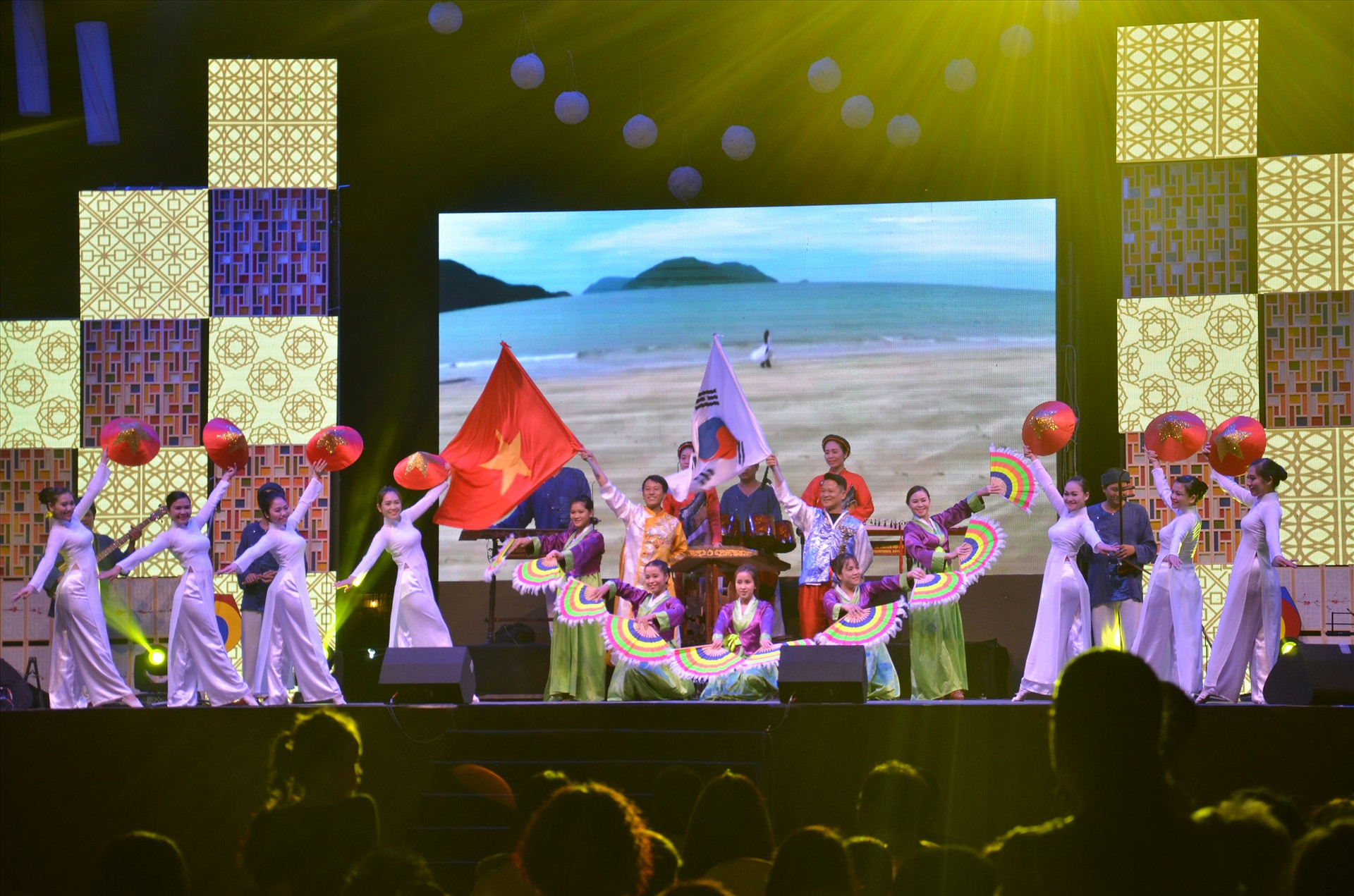 Hàn Quốc đã hỗ trợ để tổ chức các hoạt động văn hóa văn nghệ trong “Những ngày văn hóa Hàn Quốc tại Quảng Nam“. Ảnh: X.H