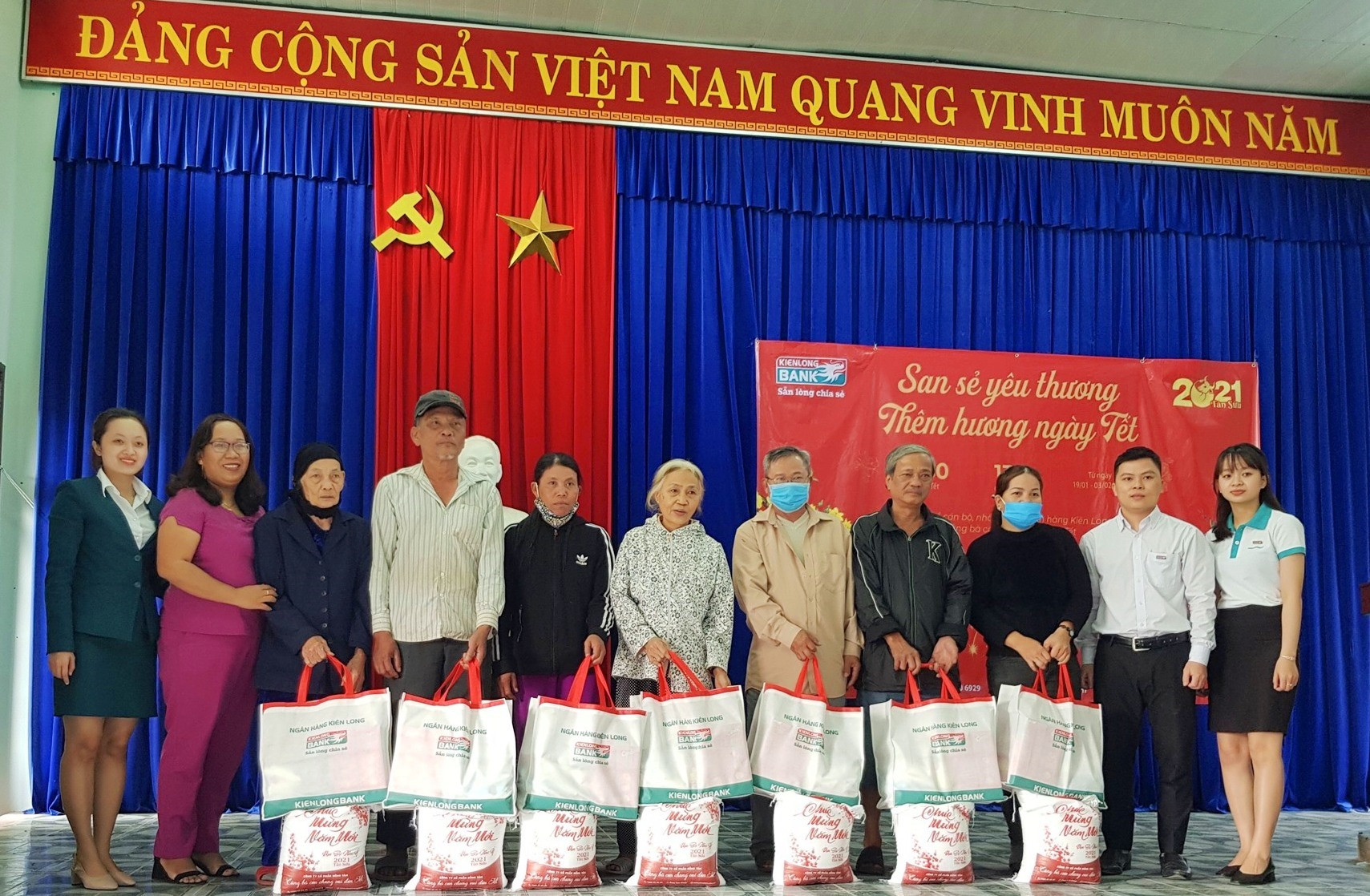Ngân hàng Kiên Long chi nhánh Điện Bàn trao tặng quà cho các gia đình khó khăn tại xã Điện Minh và phường Vĩnh Điện.