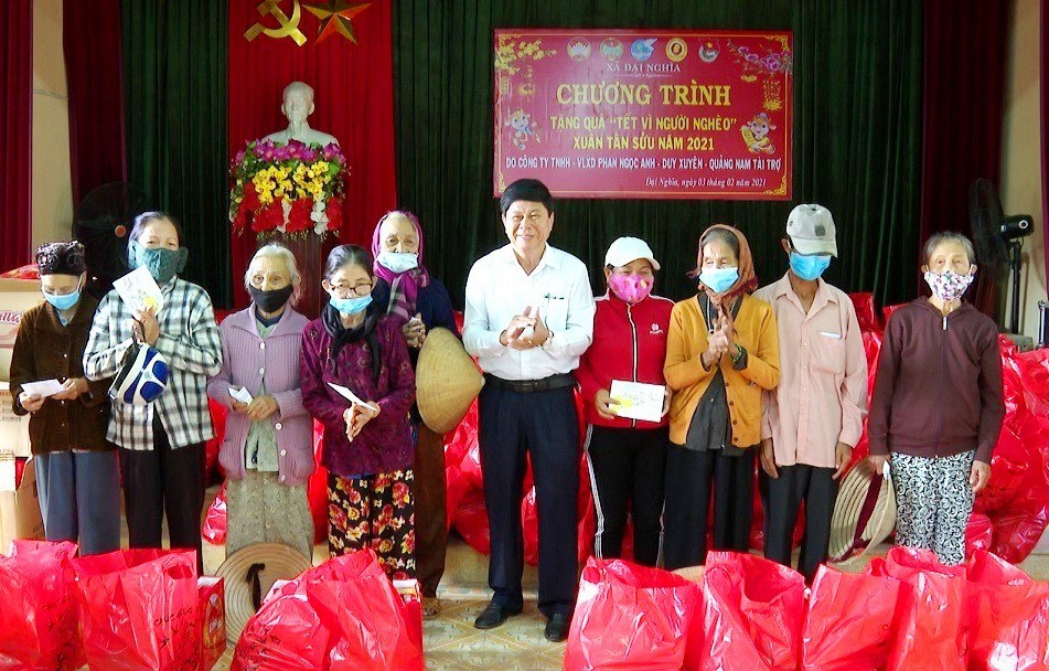 Đại diện Công ty VLXD Phan Ngọc Anh trao 350 suất quà tết cho người nghèo, gia đình chính sách xã Đại Nghĩa. Ảnh: NHAN SUNG