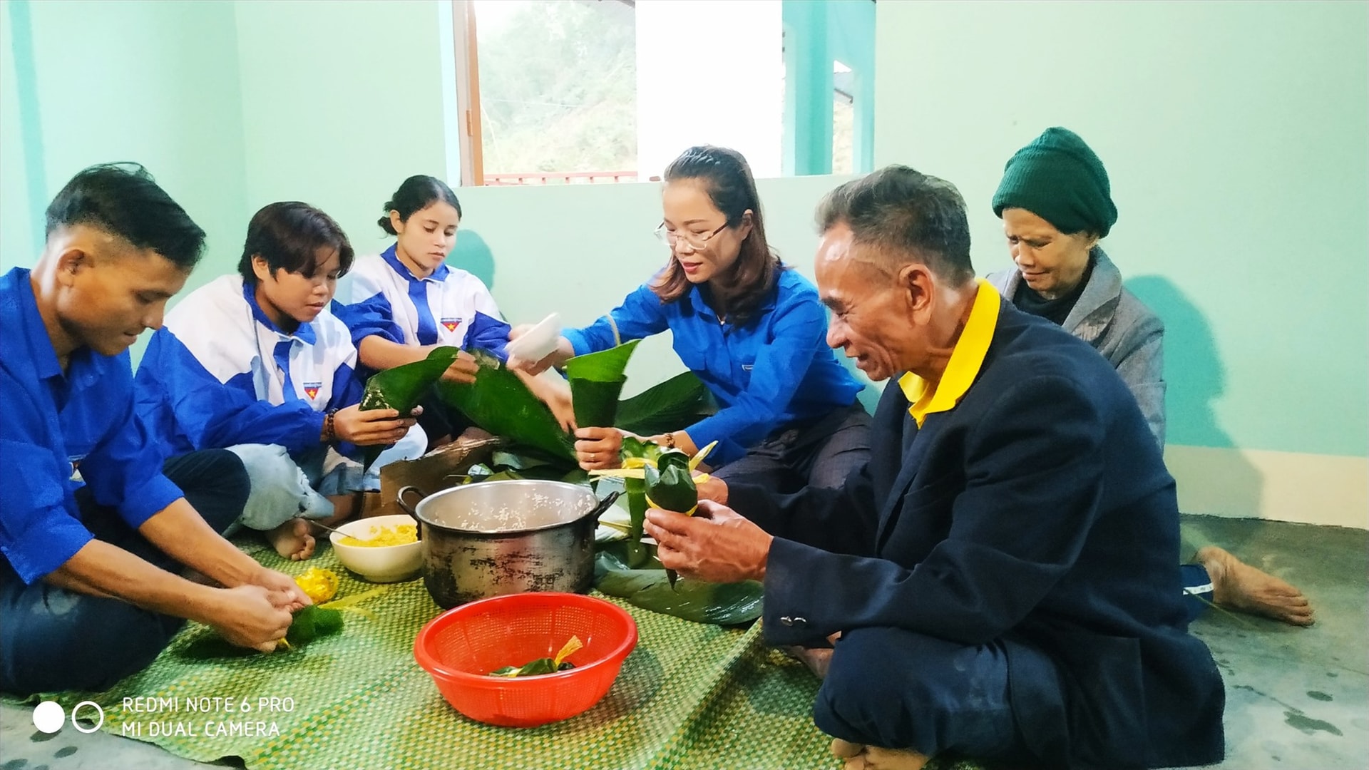 Đoàn viên thanh niên cùng gia đình ông Hồ Văn Đề gói bánh, nấu bánh, chuẩn bị cho bữa cơm tất niên, dọn về nhà mới. Ảnh: M.HẠNH