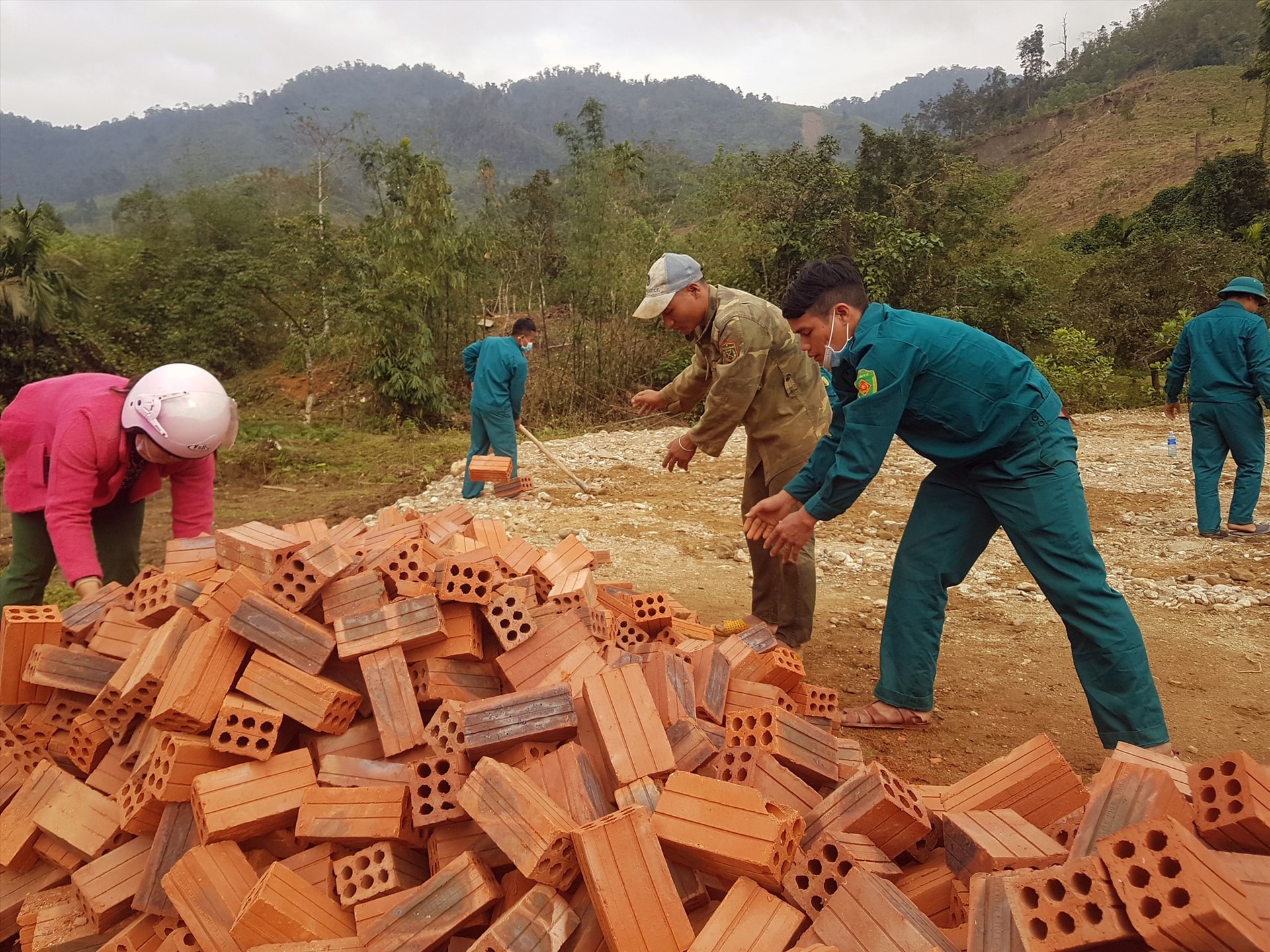 Anh Hồ Văn Thiên cùng với dân quân, cán bộ xã Trà Giáp chuẩn bị mặt bằng để khởi công dựng nhà vào cuối tháng 1.2021. Ảnh: D.L