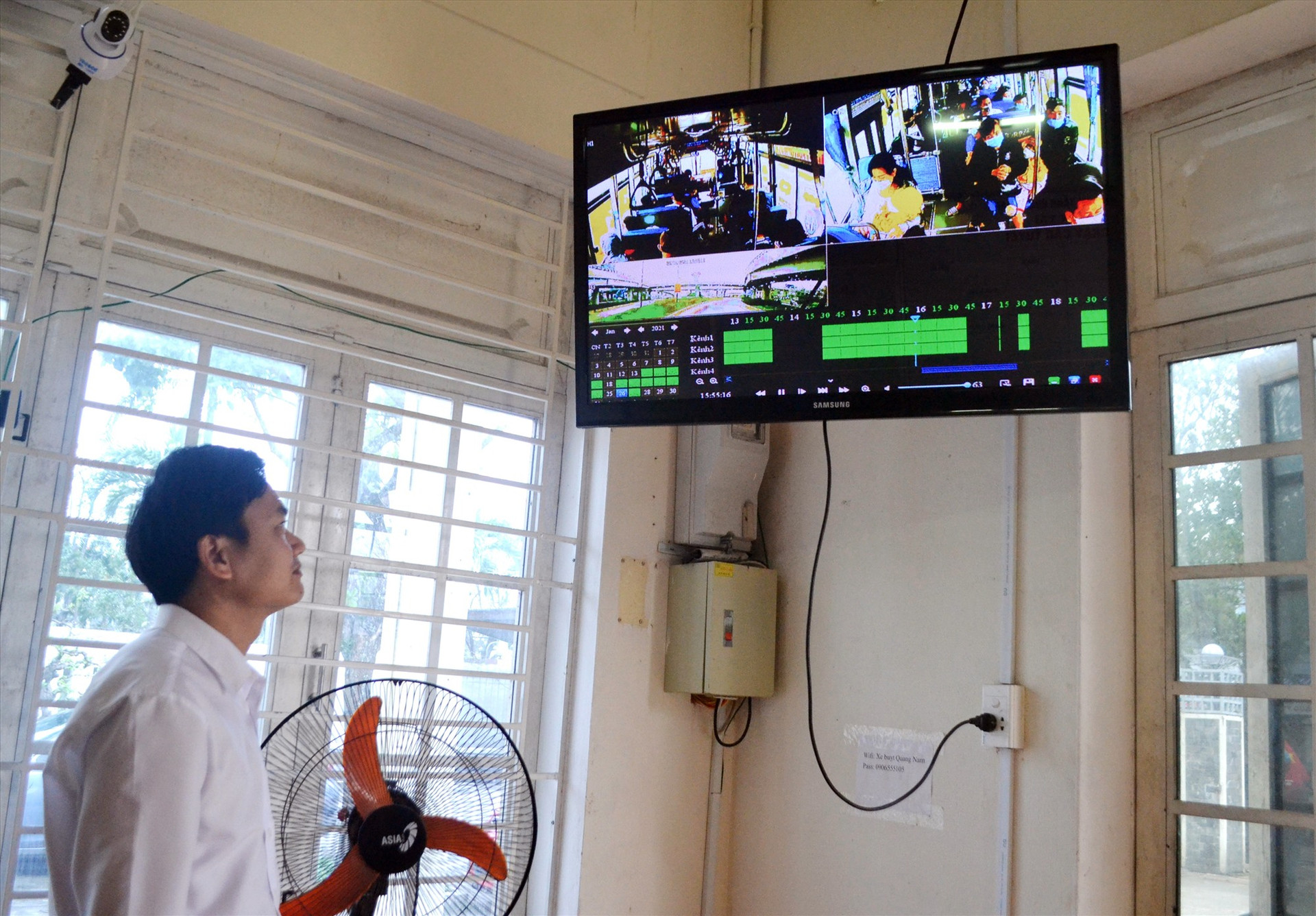Công ty CP Đầu tư phát triển hạ tầng Quảng Nam thông qua camera giám sát tài xế và nhân viên phục vụ trên xe buýt. Ảnh: CÔNG TÚ