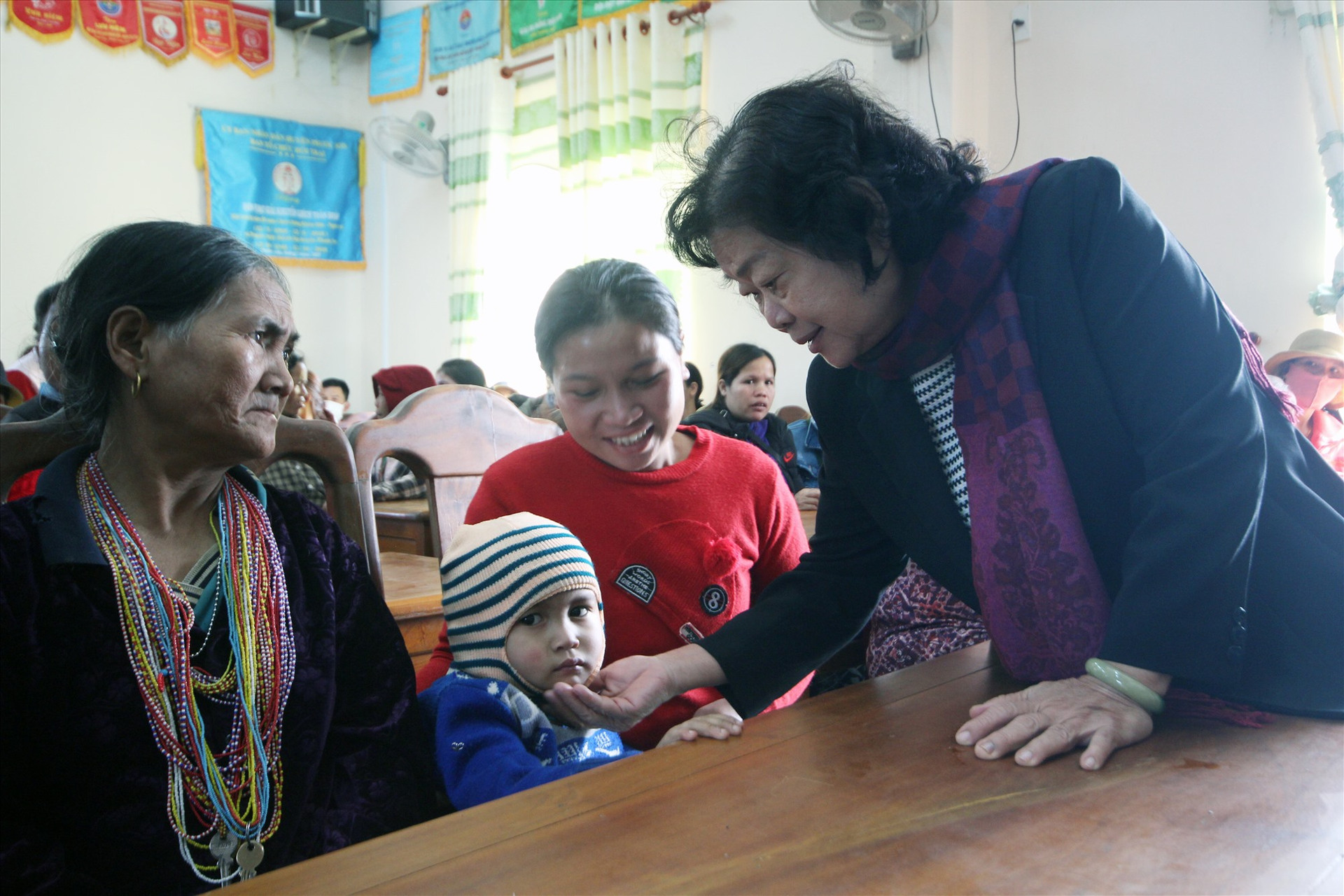 Bà Trương Mỹ Hoa - nguyên Phó Chủ tịch nước thăm hỏi, động viên Hồ Thị Thế (giữa). Gia đình Thế bị mất nhà sau bão số 9.