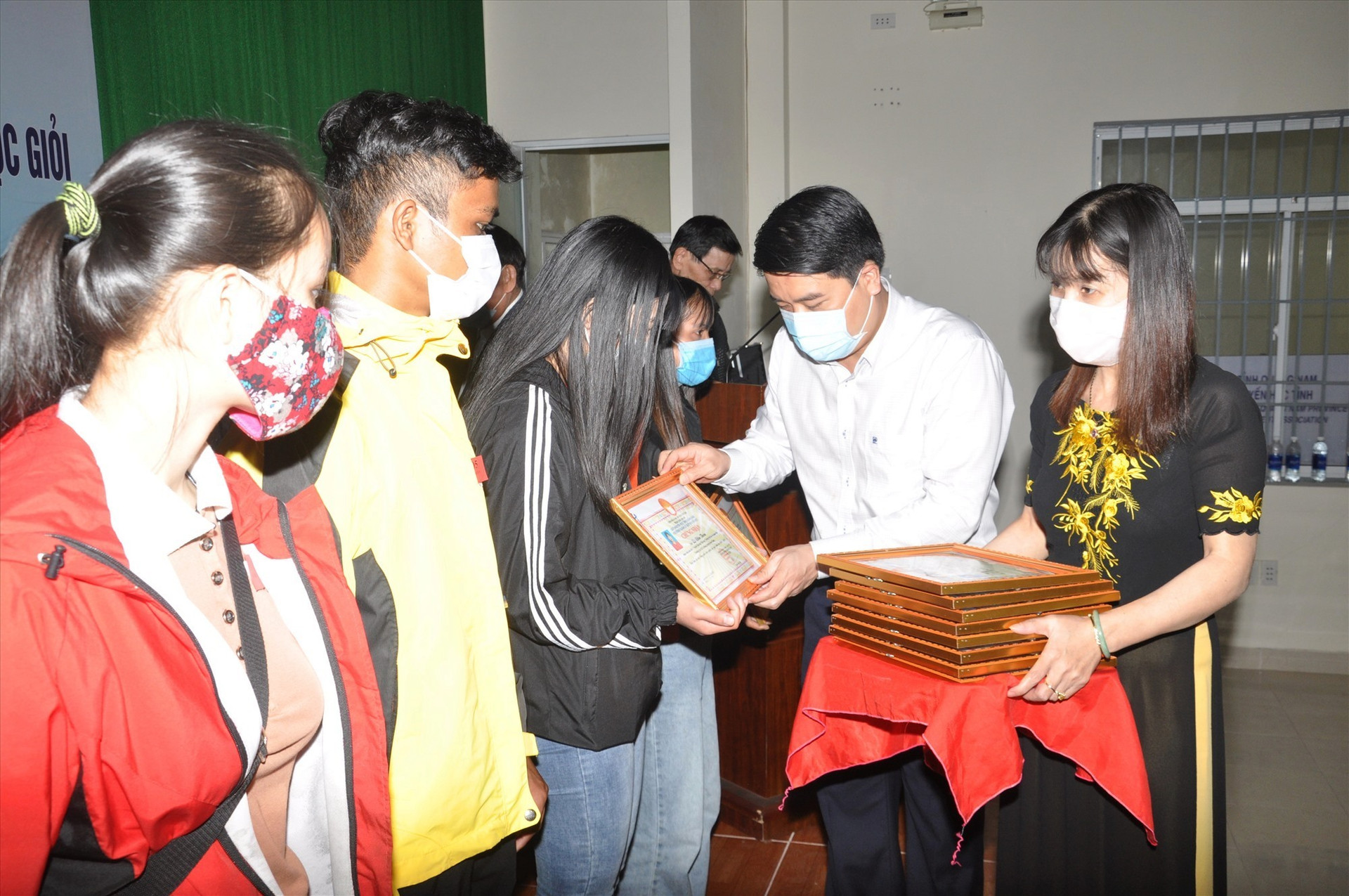 Phó Chủ tịch UBND tỉnh Trần Văn Tân trao giấy chứng nhận và học bổng khuyến học cho sinh viên nghèo học giỏi. Ảnh: X.P
