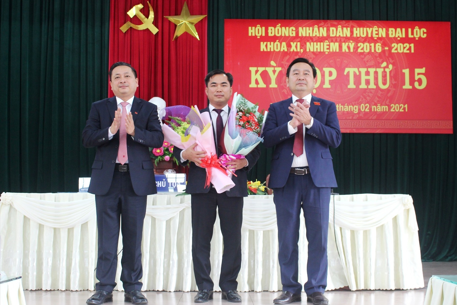 Tặng hoa chúc mừng ông Lê Văn Quang được bầu giữ chức vụ Chủ tịch UBND huyện Đại Lộc. Ảnh: NHẬT DUY