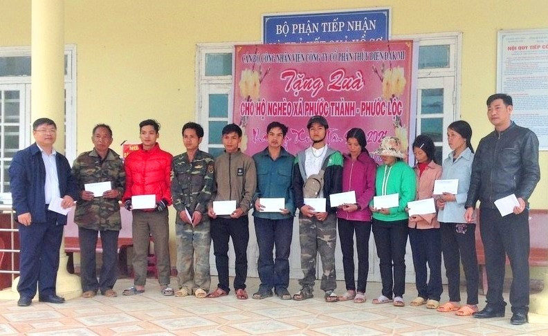 Công ty CP Thủy điện Đak Mi tặng quà cho người dân xã Phước Thành, Phước Lộc (huyện Phước Sơn). Ảnh: P.V