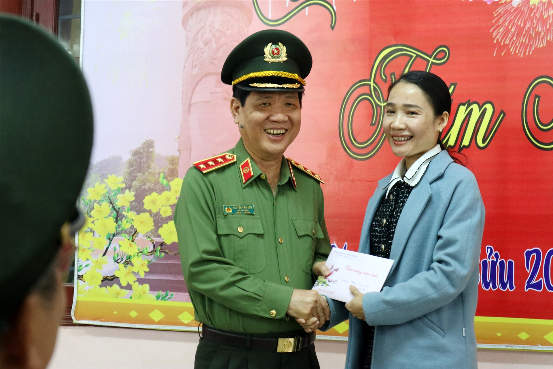 Thứ trưởng Nguyễn Văn Sơn trao 50 triệu đồng tặng