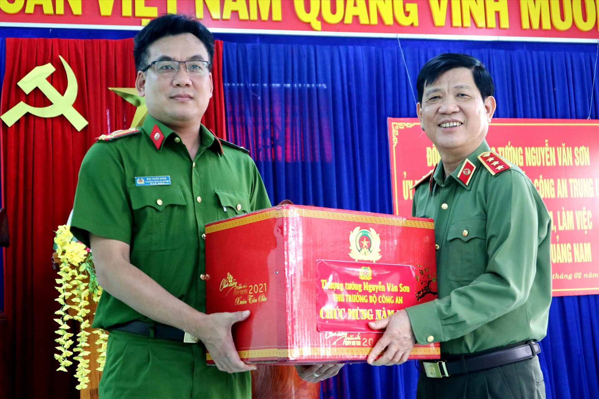 Dịp này, Thứ trưởng Nguyễn Văn Sơn cũng đã trao quà cho Công an tỉnh và Công an 2 huyện Nam - Bắc Trà My. Ảnh: A.N