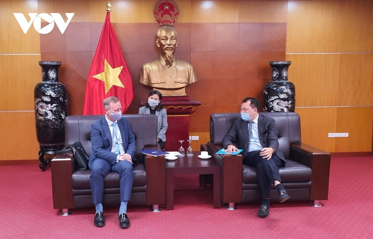 Thứ trưởng Đặng Hoàng An đã có buổi làm việc với ông Gareth Ward, Đại sứ Vương quốc Anh tại Việt Nam (bên trái).