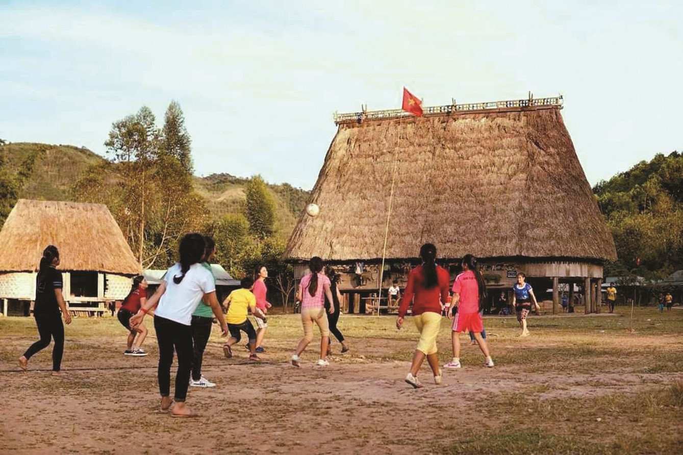 Những cô gái Cơ Tu chân trần ở làng Pưor’ning (xã Lăng, Tây Giang) tranh thủ cuối chiều tập luyện thể thao. Như mọi năm, tết là cơ hội để các cô gái trổ tài, vui cùng dân làng.