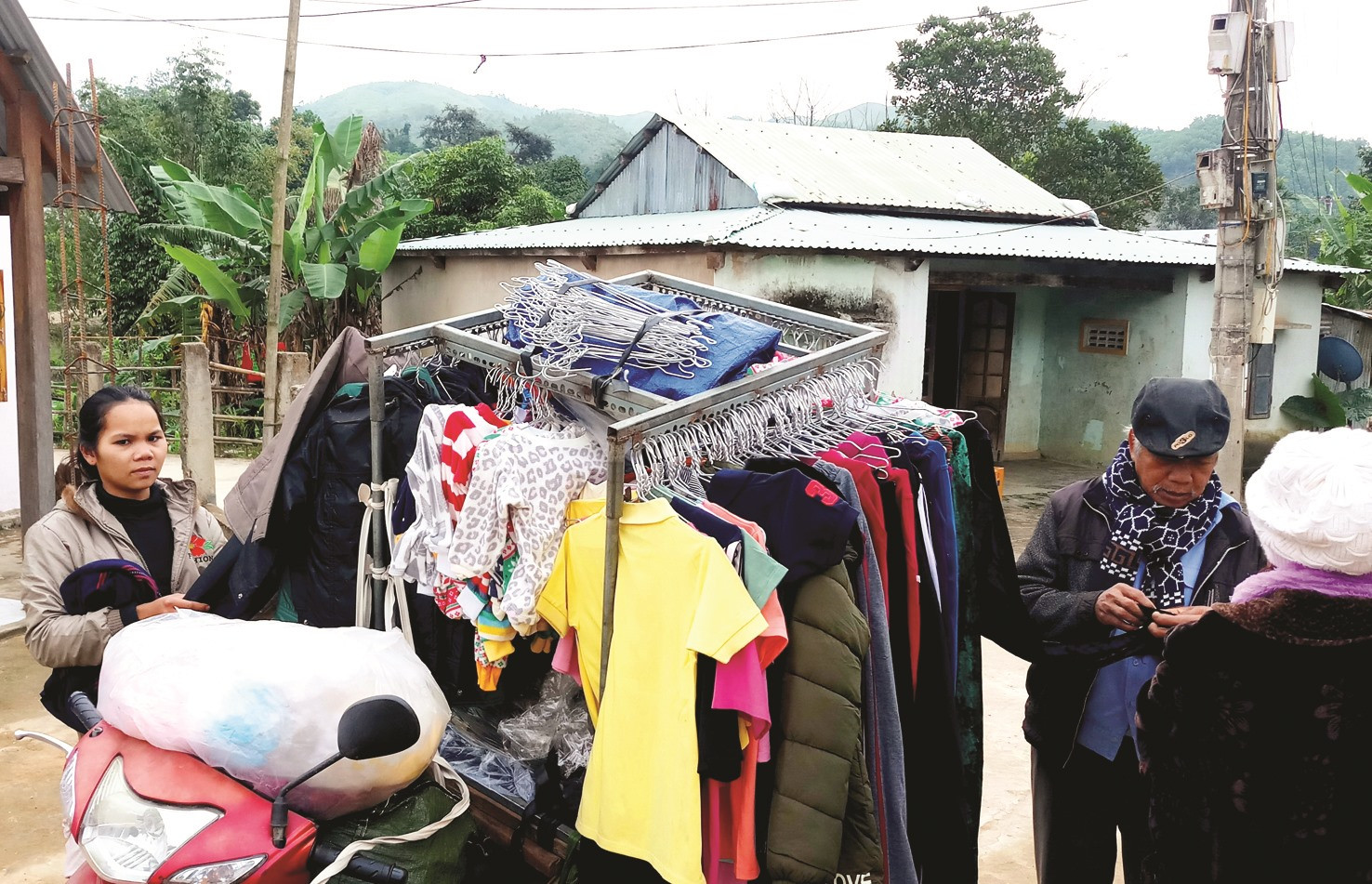 Đồng bào Cơ Tu ở thôn Bh’lô Bền (xã Sông Kôn, Đông Giang) chọn mua quần áo mới từ “chợ di động”.