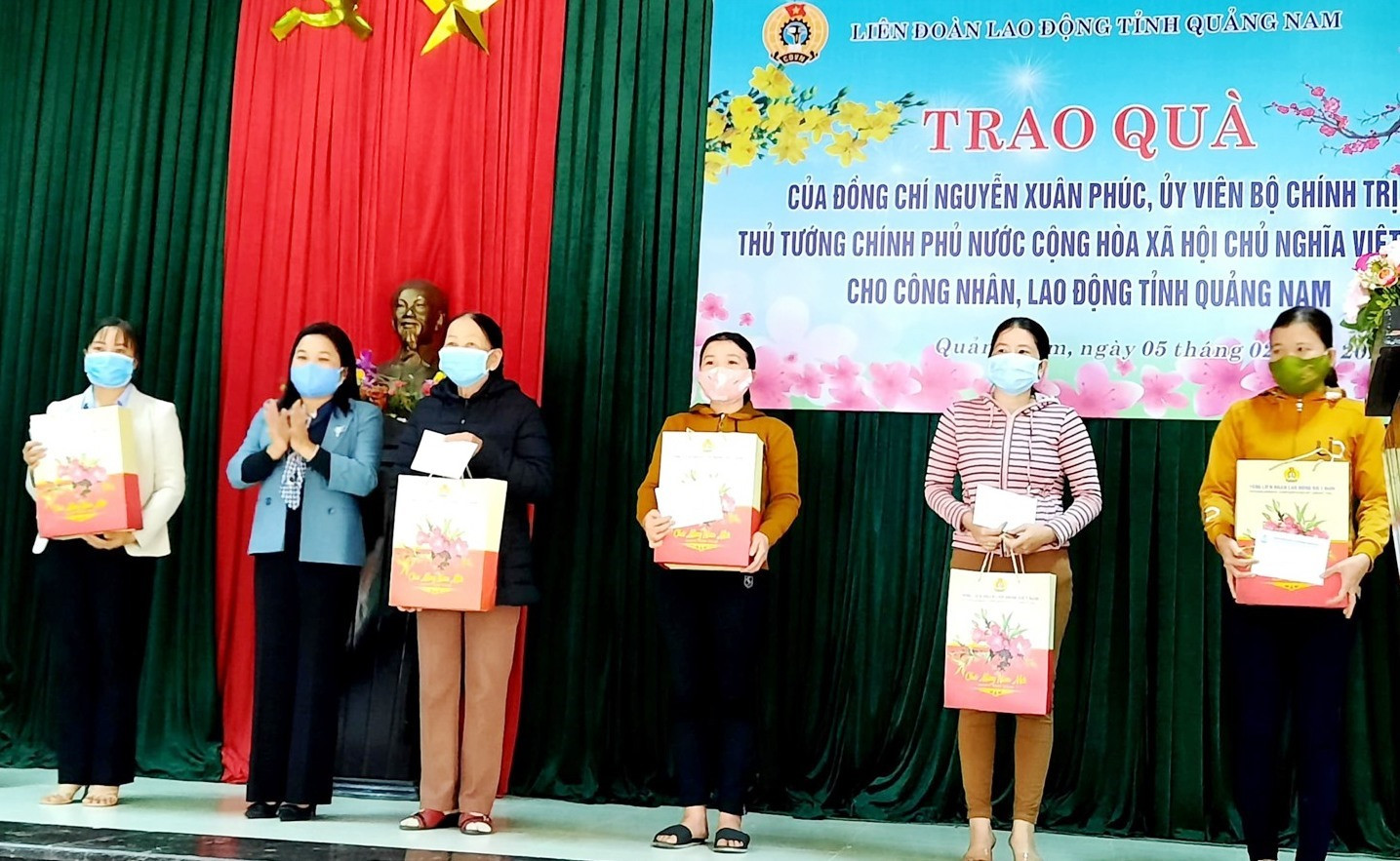 Công nhân lao động khó khăn tại Núi Thành được nhận quà do Thủ tướng Chính phủ Nguyễn Xuân Phúc gửi tặng. Ảnh: D.L