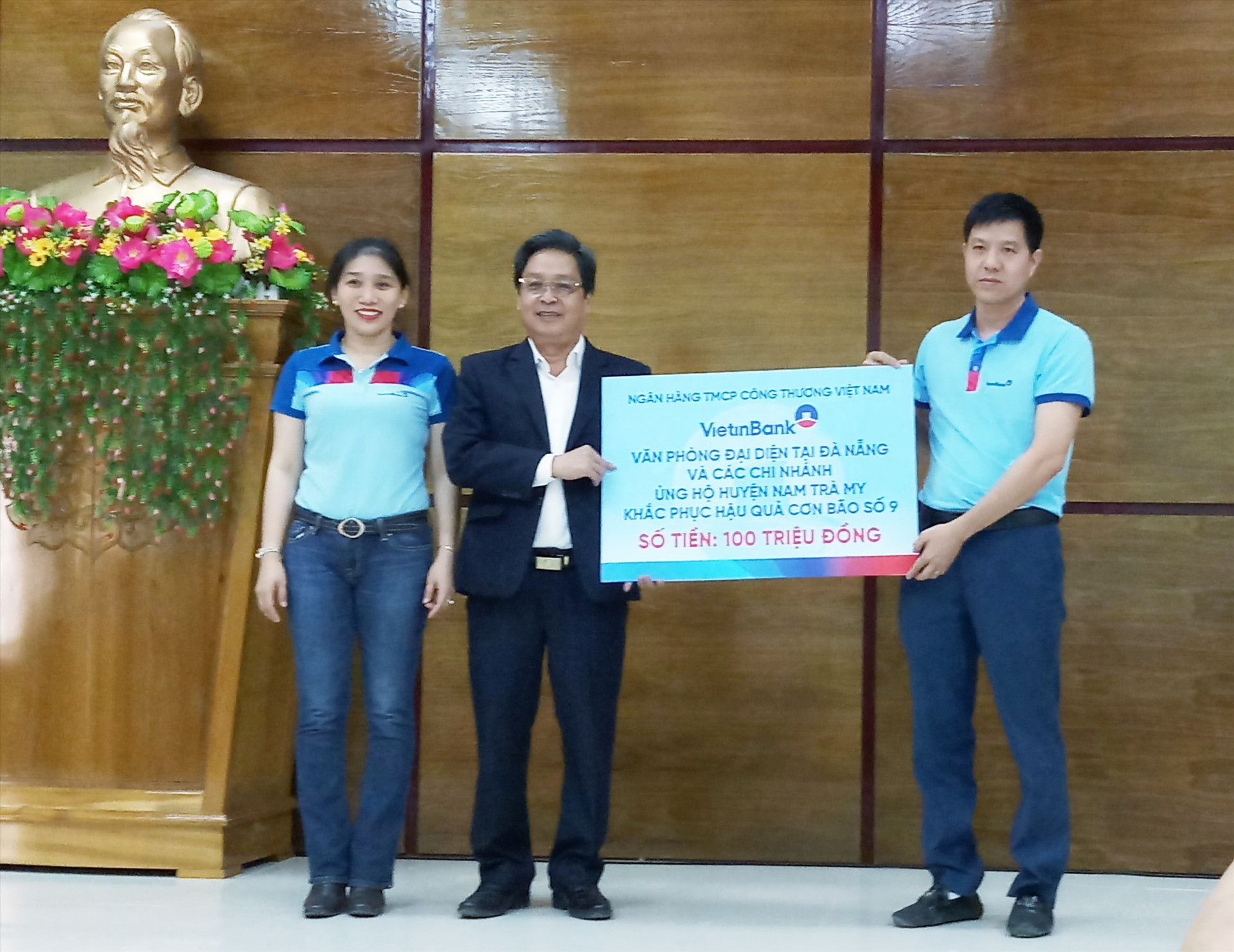 Đại diện Ngân hàng VietinBank tại Đà Nẵng trao 100 triệu đồng hỗ trợ Nam Trà My khắc phục hậu quả thiên tai. Ảnh: Đ.N