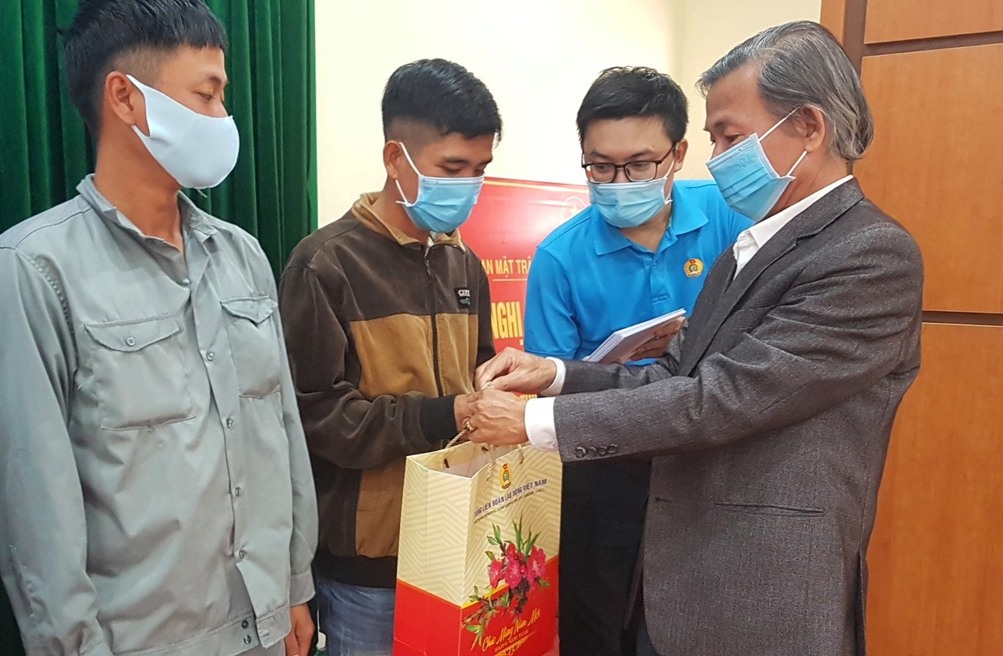 Phó Chủ tịch Thường trực LĐLĐ tỉnh Phan Minh Á trao quà cho công nhân. Ảnh: D.L