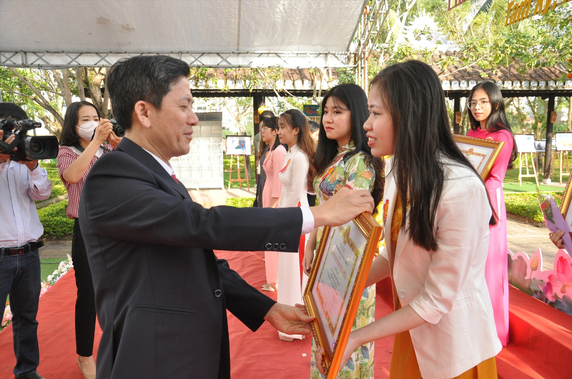 Bí thư Thành ủy Tam Kỳ Trần Nam Hưng trao giải thưởng cho các cá nhâ. Ảnh: X.P