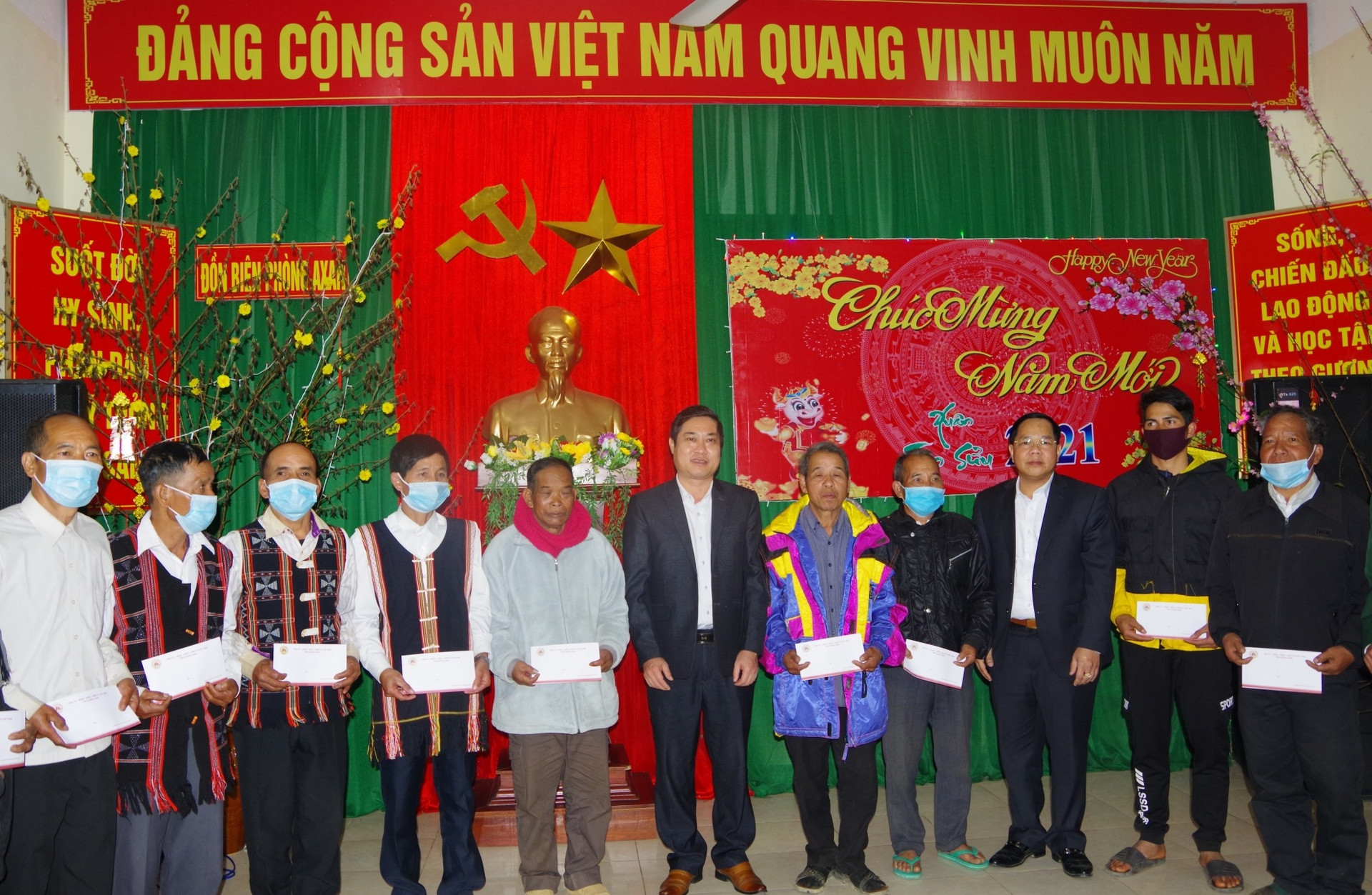 Đồng chí Phan Thái Bình - ủy viên Ban Thường vụ, Chủ nhiệm Ủy ban Kiểm tra Tỉnh ủy và đoàn công tác tặng quà Tết cho các già làng, người có uy tín tại 2 xã A Xan và Tr’Hy.