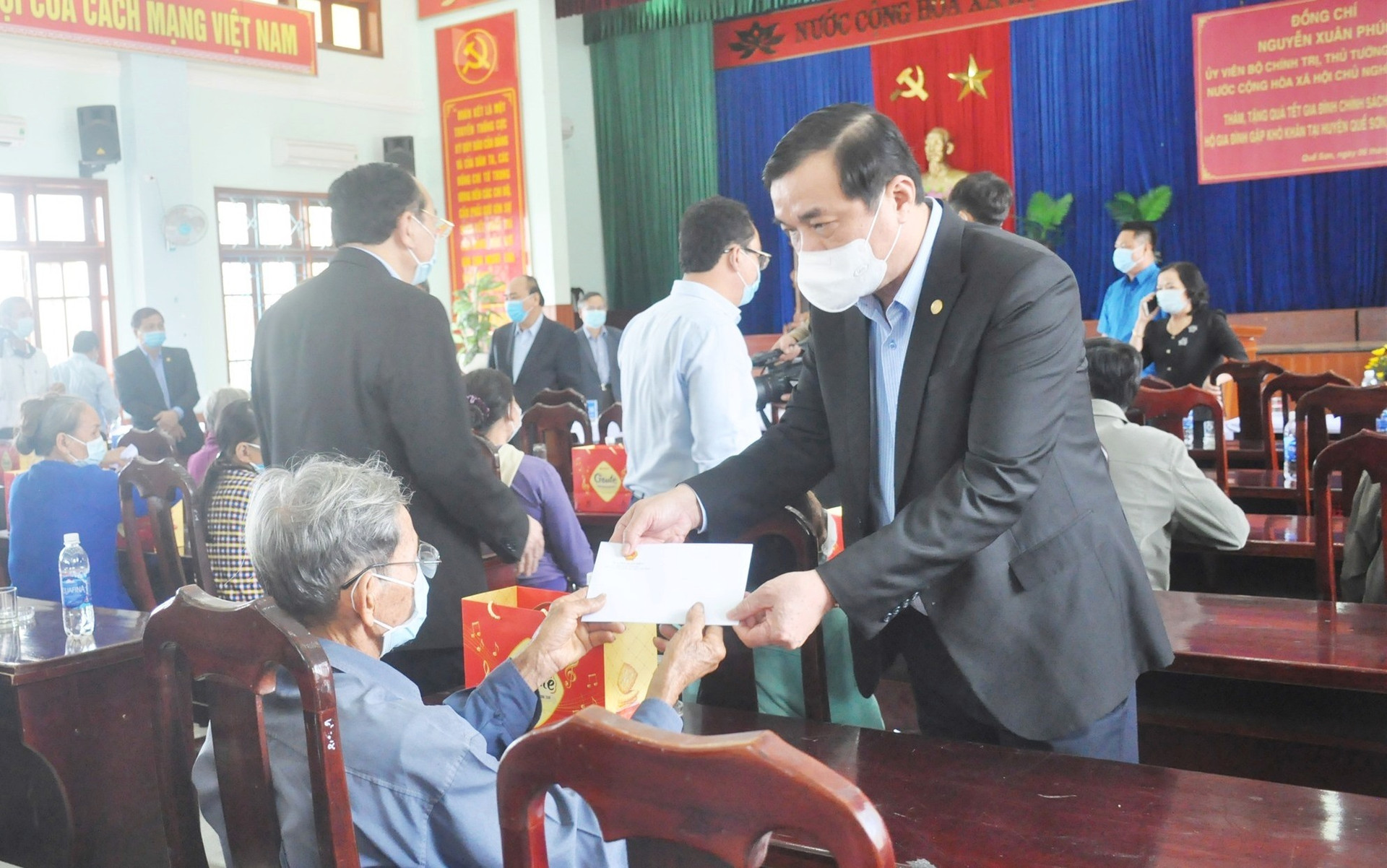 Ủy viên Trung ương Đảng, Bí thư Tỉnh ủy Phan Việt Cường tặng quà tết cho người dân xã Quế Phú. Ảnh: N.Đ