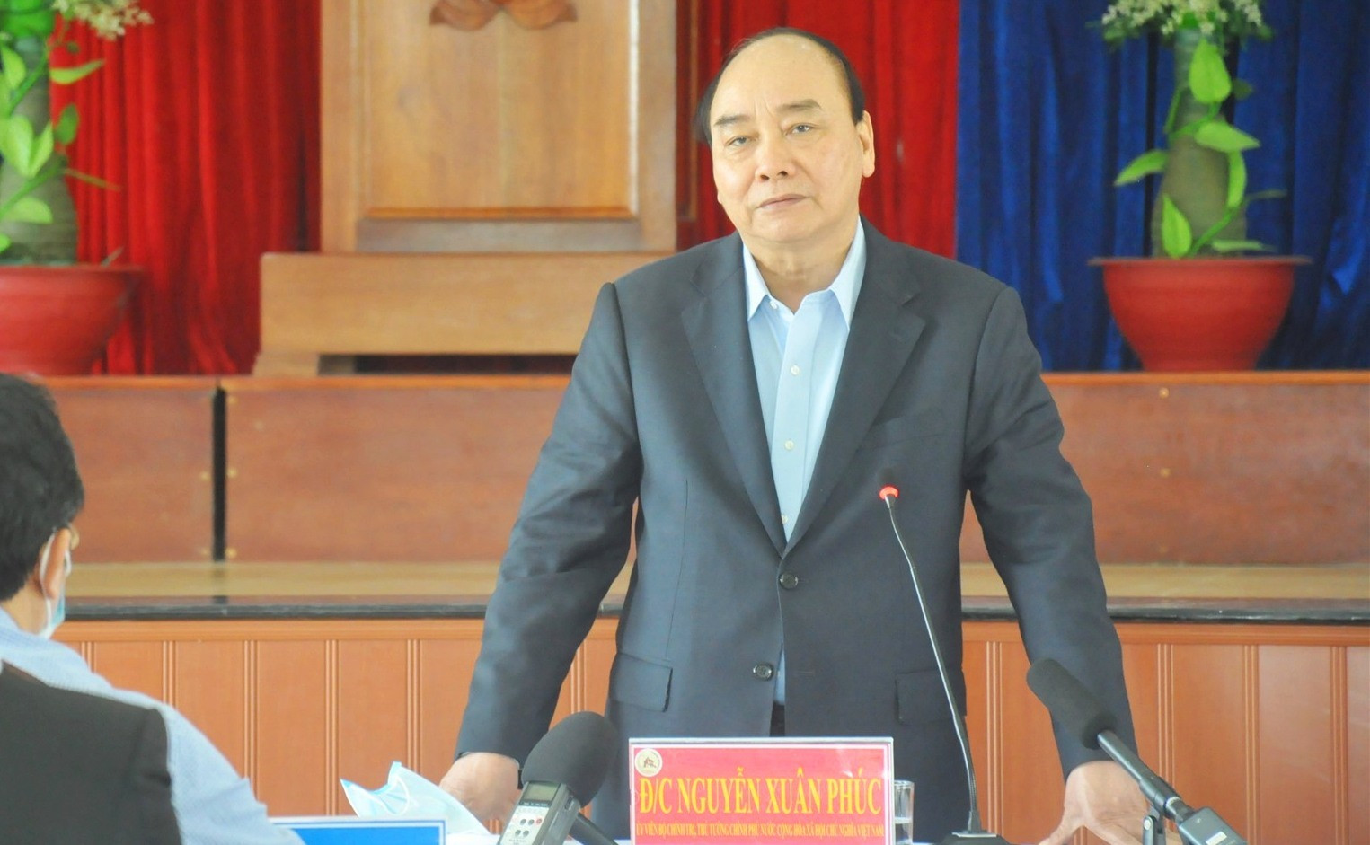 Thủ tướng Nguyễn Xuân Phúc thăm hỏi người dân xã Quế Phú. Ảnh: N.Đ