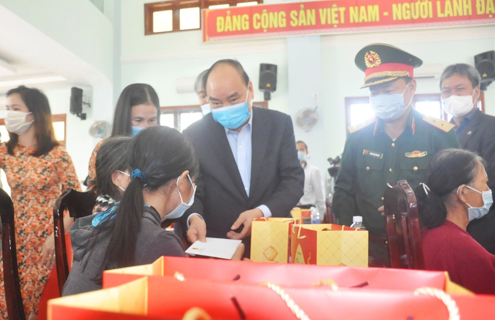 Thủ tướng tặng quà tết cho gia đình chính sách, hộ cận nghèo và có hoàn cảnh khó khăn do thiên tai của xã Quế Phú. Ảnh: N.Đ