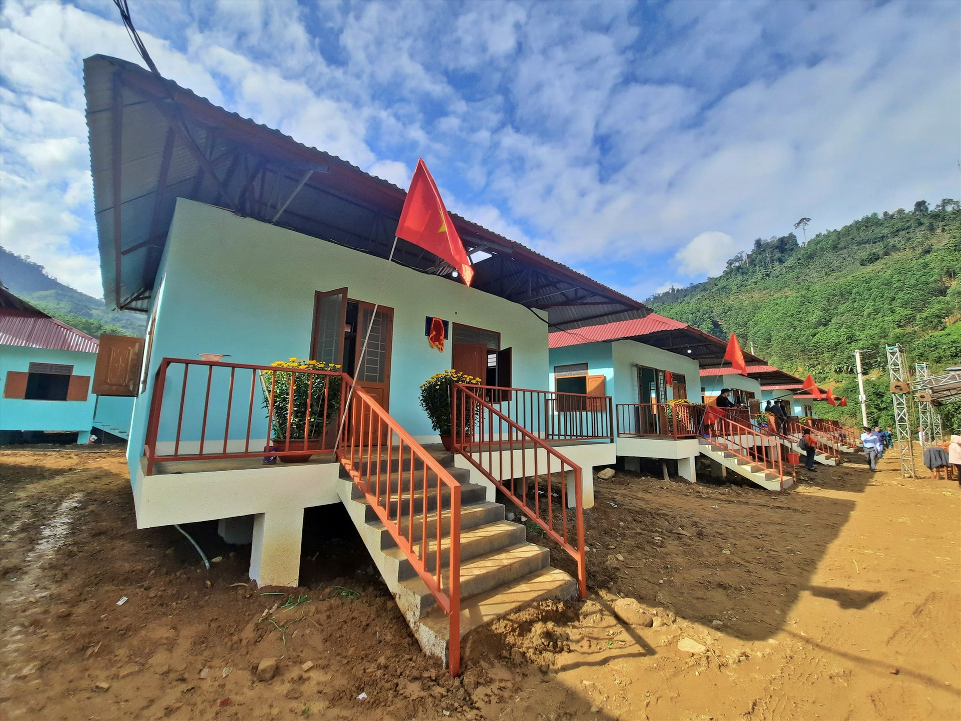 Những ngôi nhà mới được dựng lên tại thôn 2, xã Trà Dơn, sẽ giúp người dân Trà Leng an toàn, tái thiết đời sống. Ảnh: Đ.ĐẠO
