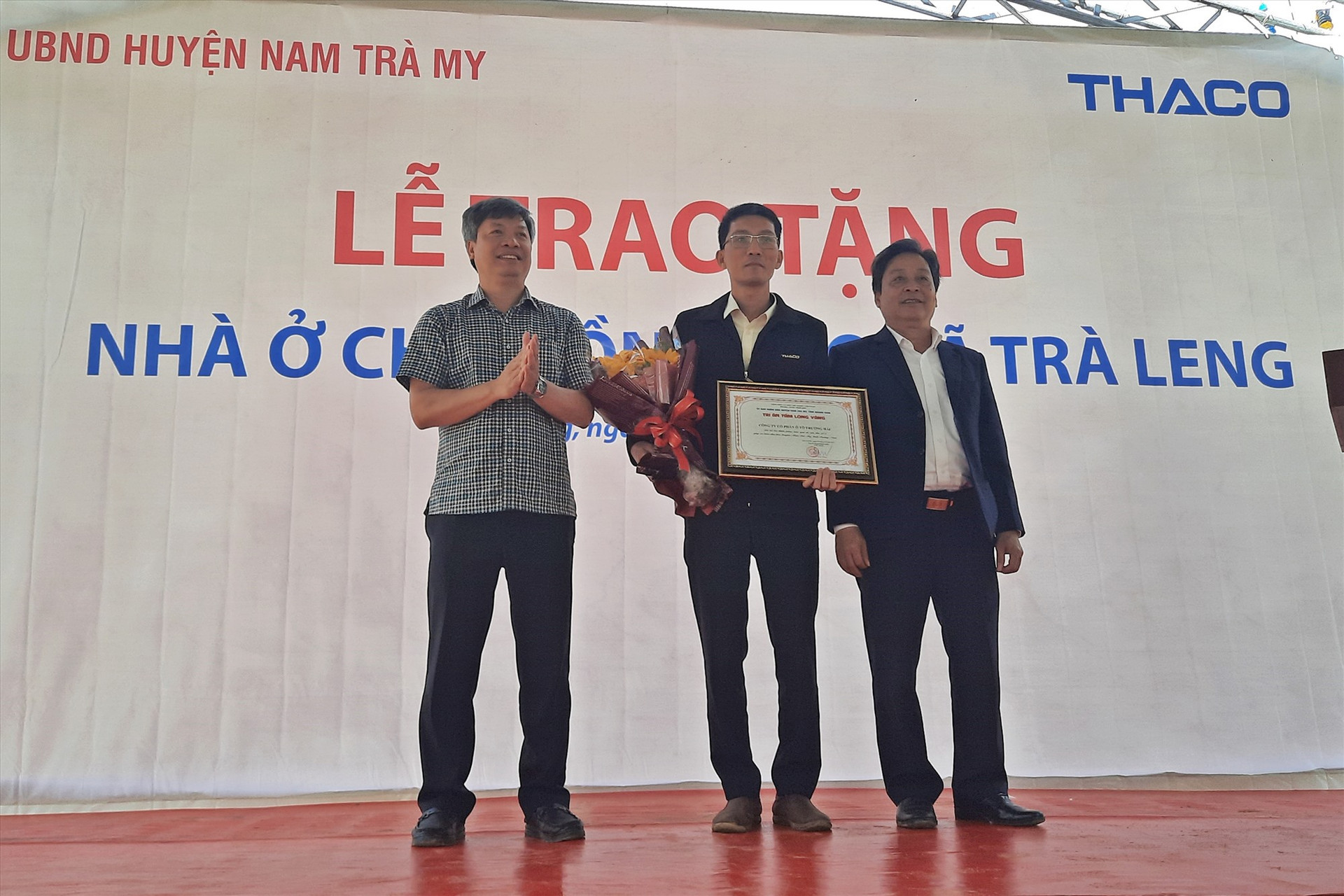 Phó Chủ tịch UBND tỉnh Hồ Quang Bửu tặng hoa, bảng tri ân tấm lòng vàng cho đại diện tập đoàn Thaco. Ảnh: Đ.ĐẠO