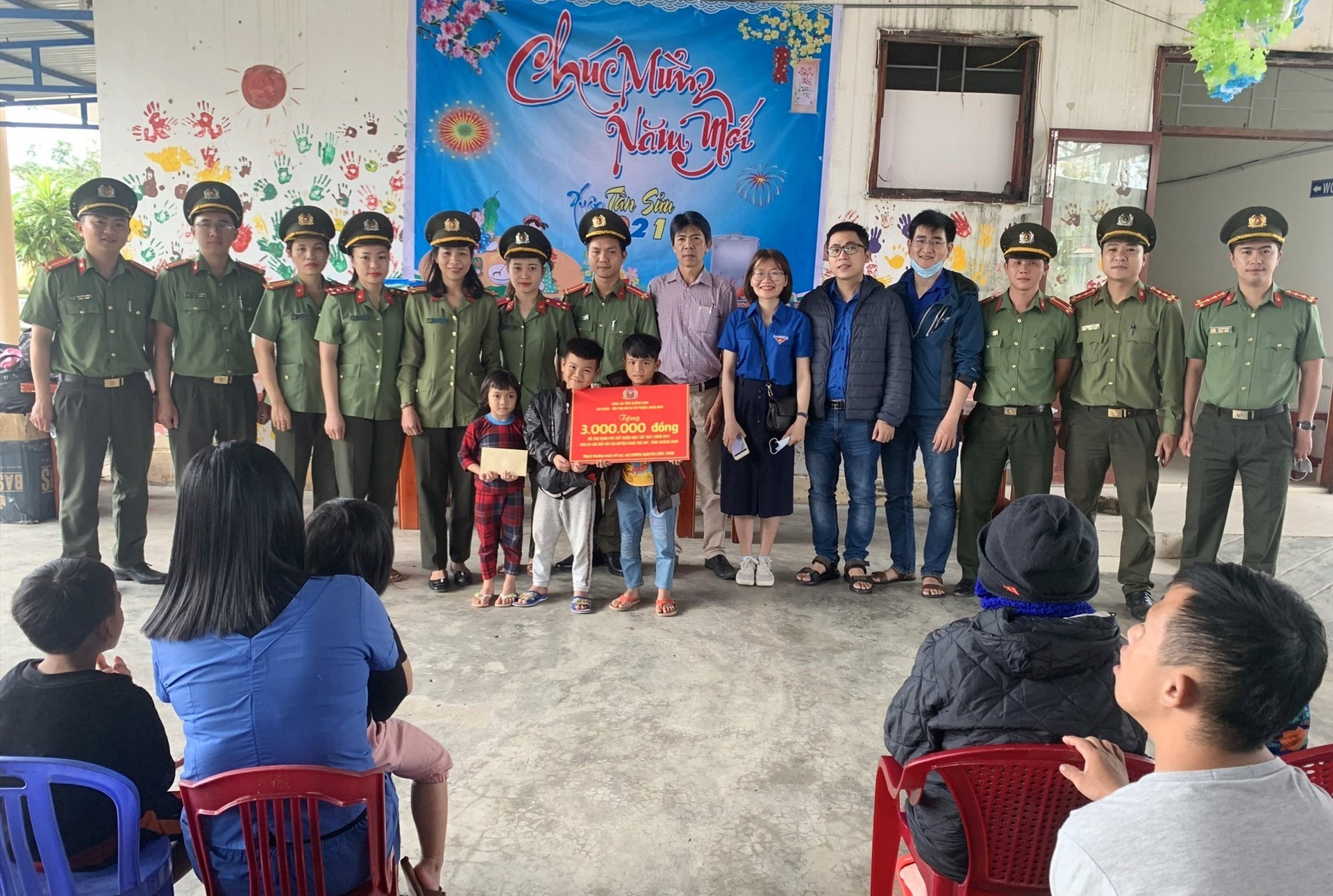 Trao tặng kinh phí hỗ trợ cho 4 em nhỏ mồ côi ở huyện Nam Trà My đang sinh hoạt tại Làng Hòa Bình. Ảnh: M.L