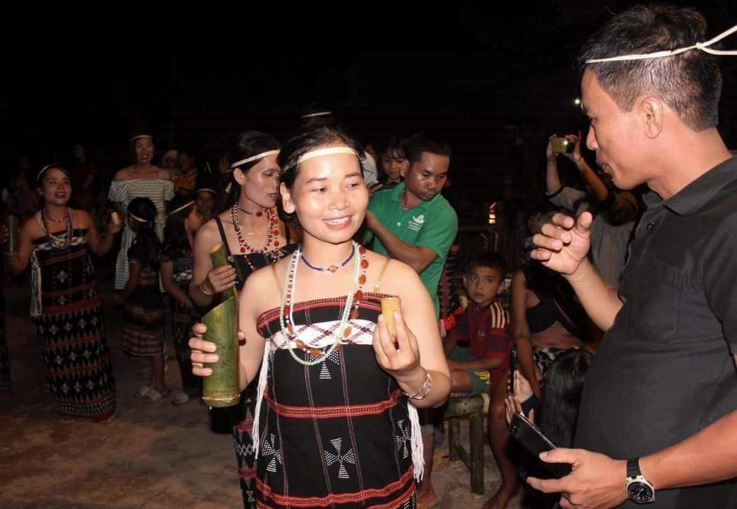 Thiếu nữ vùng cao mời khách chén rượu trong ngày hội của làng. Ảnh: ĐĂNG NGUYÊN