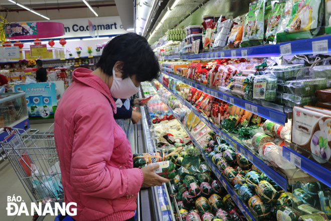 Người dân mua sắm tại siêu thị Co.op Mart Đà Nẵng (quận Thanh Khê). Ảnh: M.QUẾ