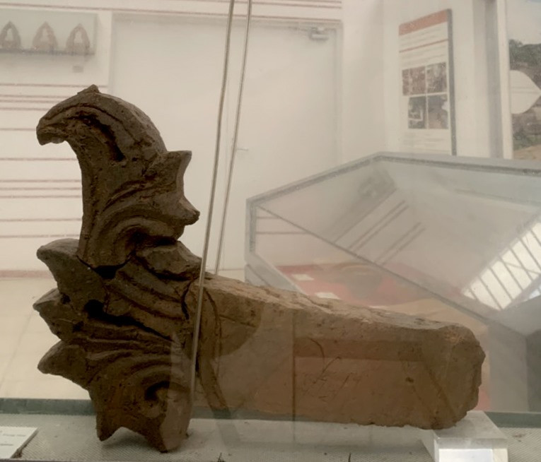 Hai hiện vật trang trí góc (tai lửa) khắc chữ “Trần” được trưng bày tại Bảo tàng Mỹ Sơn.