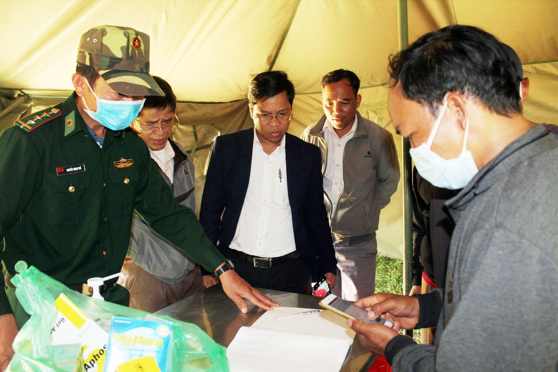 Lãnh đạo huyện đi thăm và kiểm tra công tác phòng chống dịch tại Cửa khẩu phụ Tây Giang - Kà Lừm.