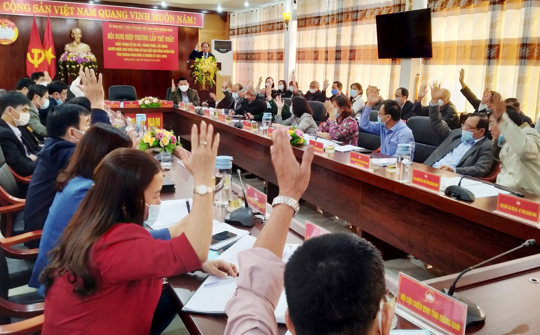Các đại biểu là đại diện của các tổ chức thành viên Ủy ban MTTQ Việt Nam tỉnh biểu quyết thống nhất cơ cấu, thành phần, số lượng người ứng cử ĐBQH tỉnh khóa XV và đại biểu HĐND tỉnh khóa X. Ảnh: N.Đ