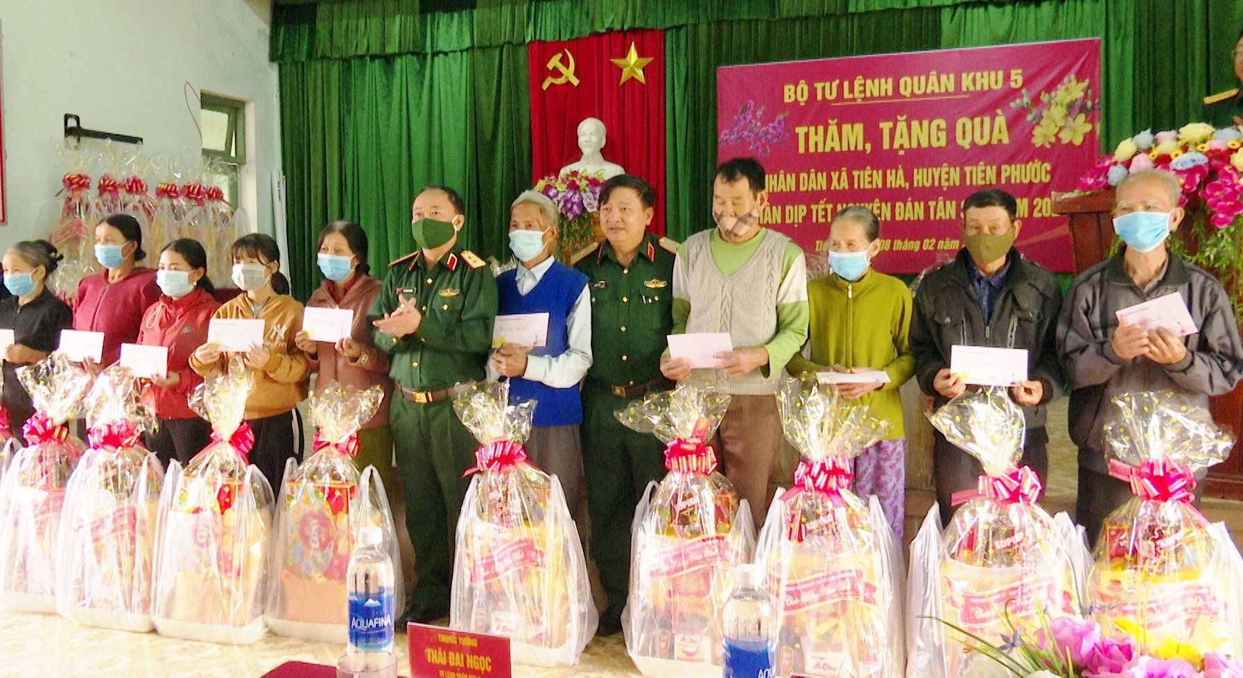 Bộ Tư lệnh Quân khu 5 tặng quà cho các gia đình chính sách trên địa bàn xã Tiên Hà.