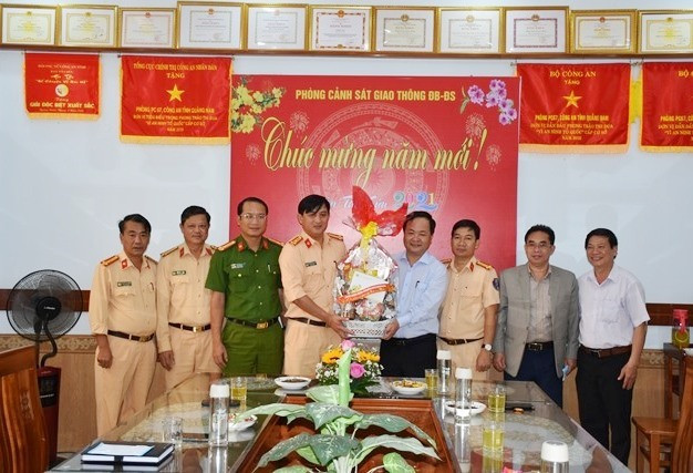 Đồng chí Nguyễn Hồng Quang - Phó Chủ tịch UBND tỉnh tặng quà, chúc Tết cán bộ, chiến sĩ Phòng Cảnh sát giao thông đường bộ - đường sắt, Công an Quảng Nam.