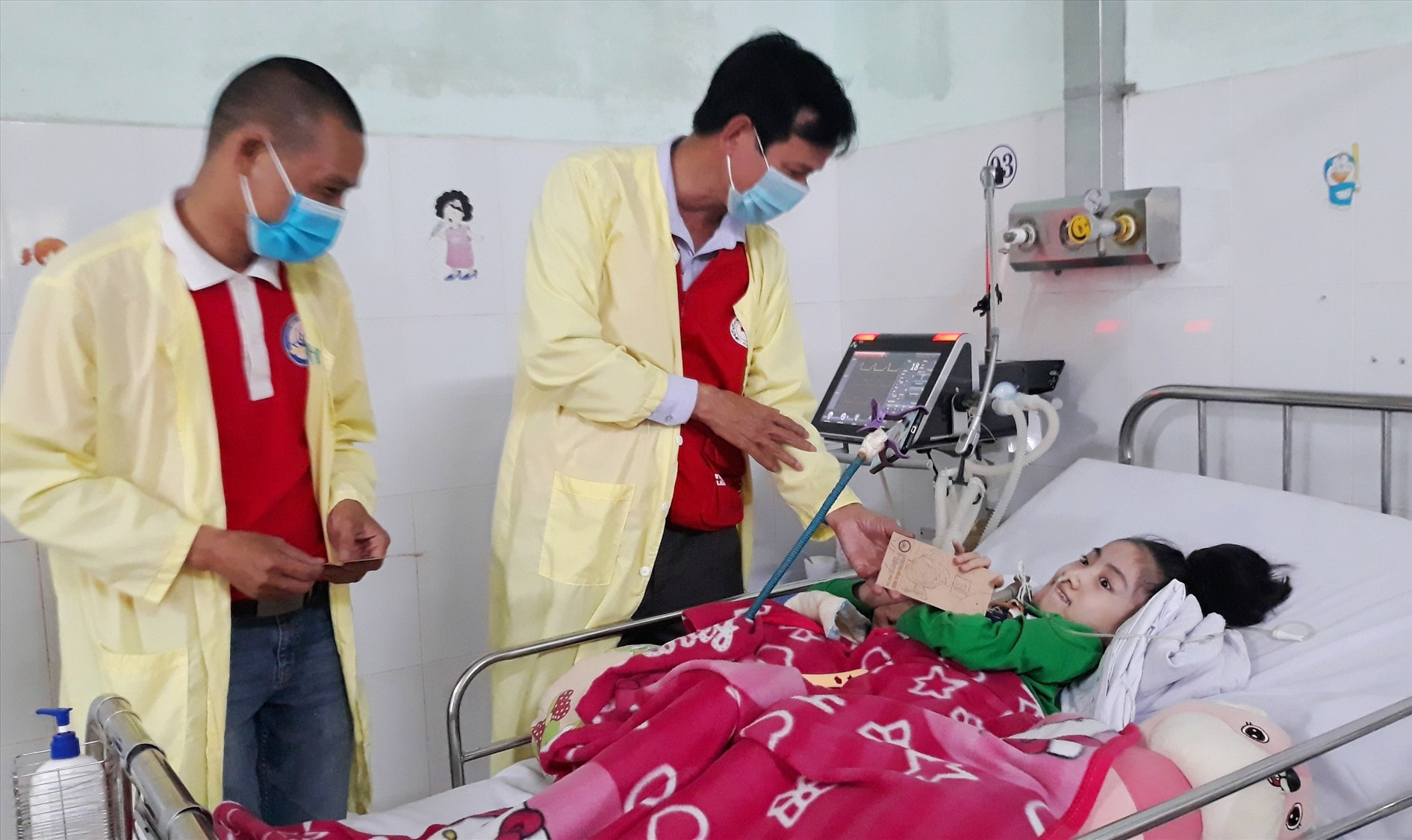 Trao quà cho bệnh nhi mắc bệnh nặng tại Bệnh viện Phụ sản - Nhi Quảng Nam. Ảnh: C.N