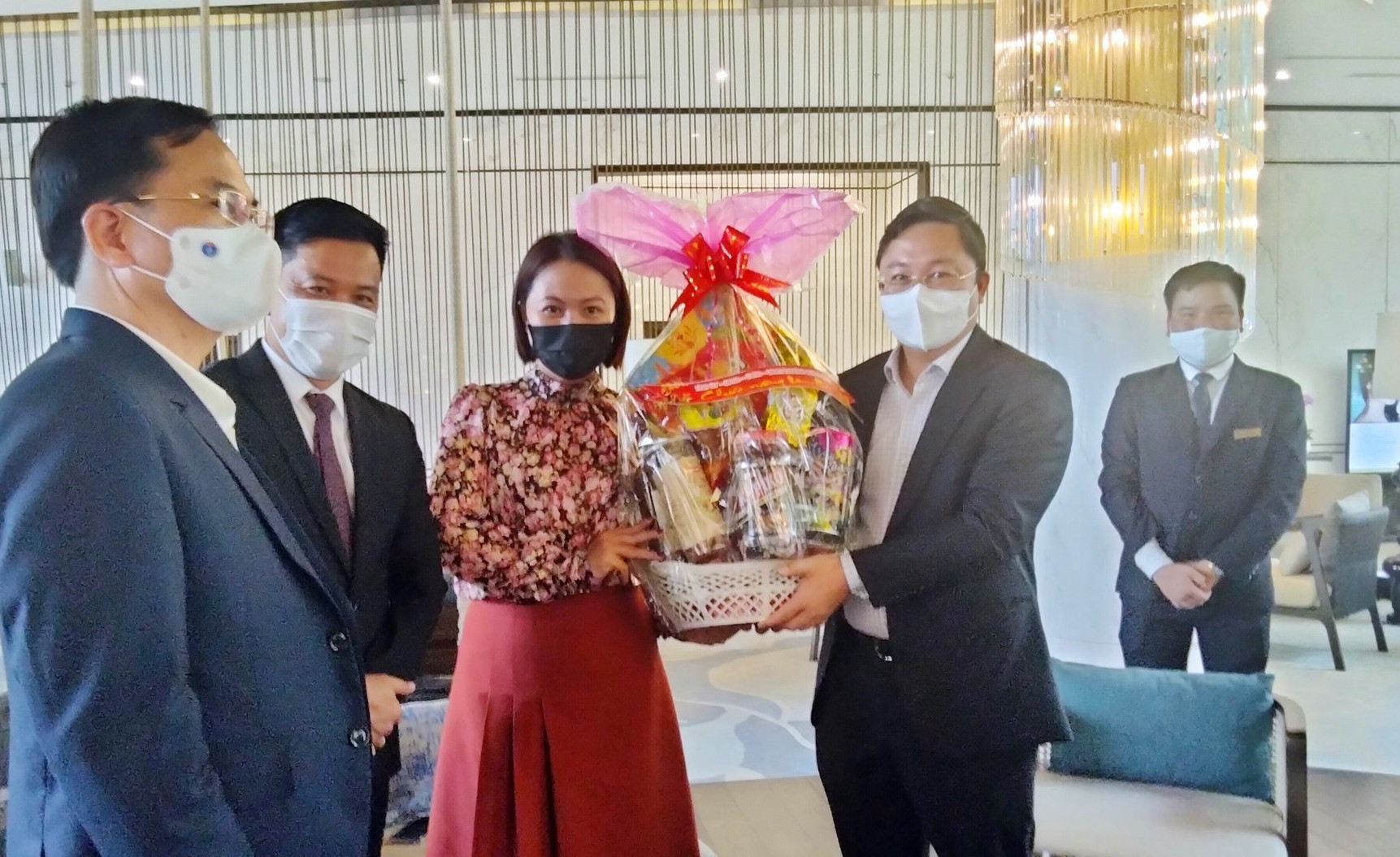Chủ tịch UBND tỉnh Lê Trí Thanh tặng quà tết cho tập thể lãnh đạo Khu du lịch.