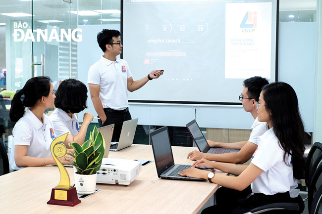 Đội ngũ nhân sự Công ty CP EM&AI thực hiện sản phẩm “Trợ lý ảo” và “Nhà quản lý chất lượng ảo”. Ảnh: PHONG LAN