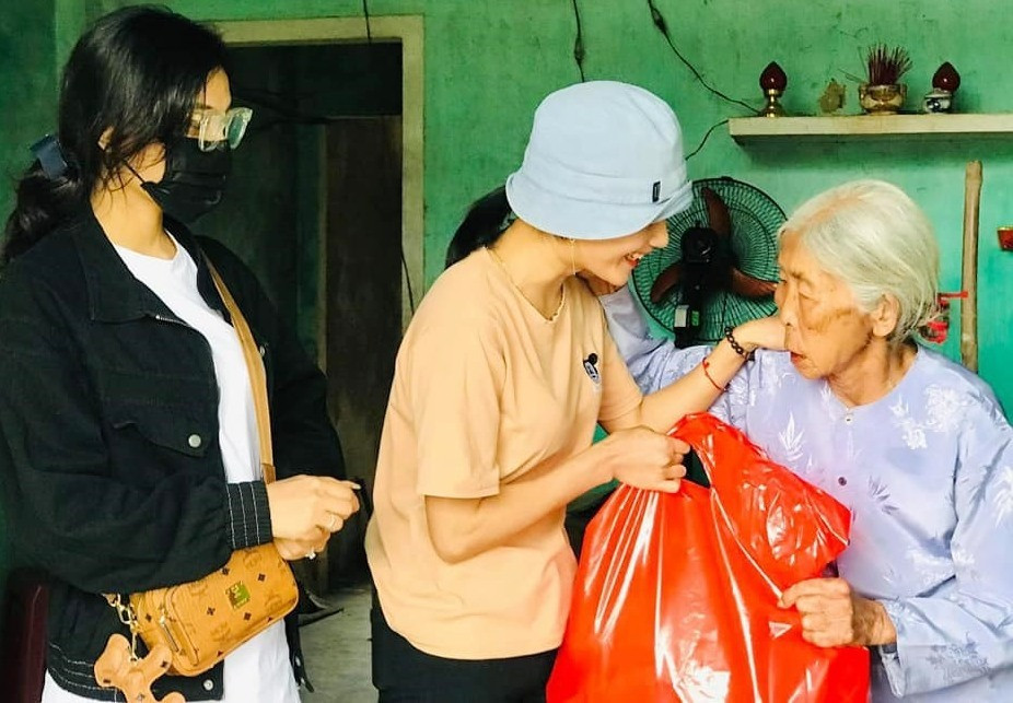 Cô giáo Trà Thị Thu trao quà tết cho các hoàn cảnh khó khăn ở xã Bình Định Bắc (huyện Thăng Bình