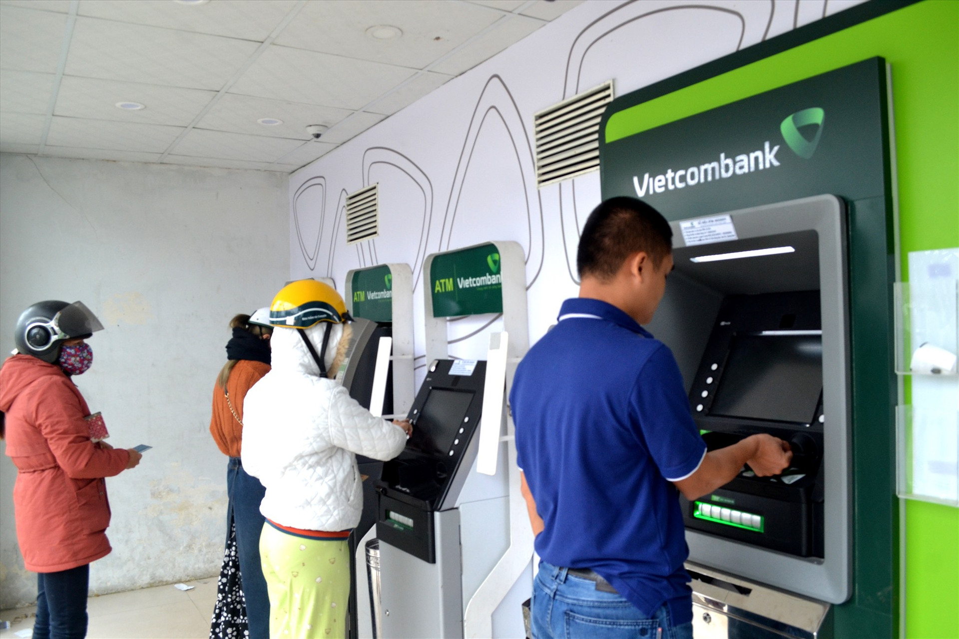 Hiện nay, nhu cầu rút tiền mặt ở ATM của người dân là rất cao. Ảnh: VIỆT NGUYỄN