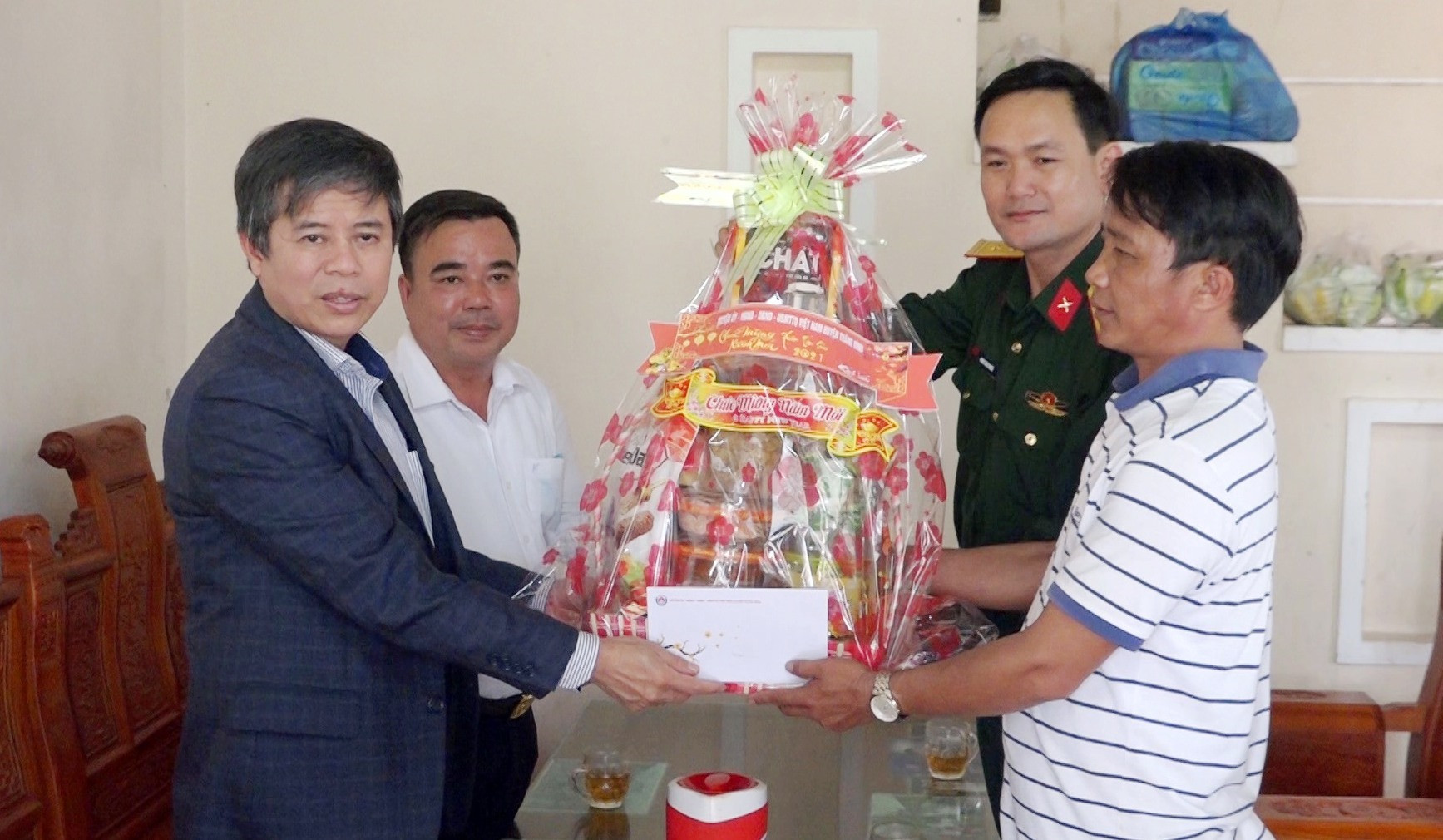 Chủ tịch UBND huyện Võ Văn Hùng thăm, chúc tết ngư dân.
