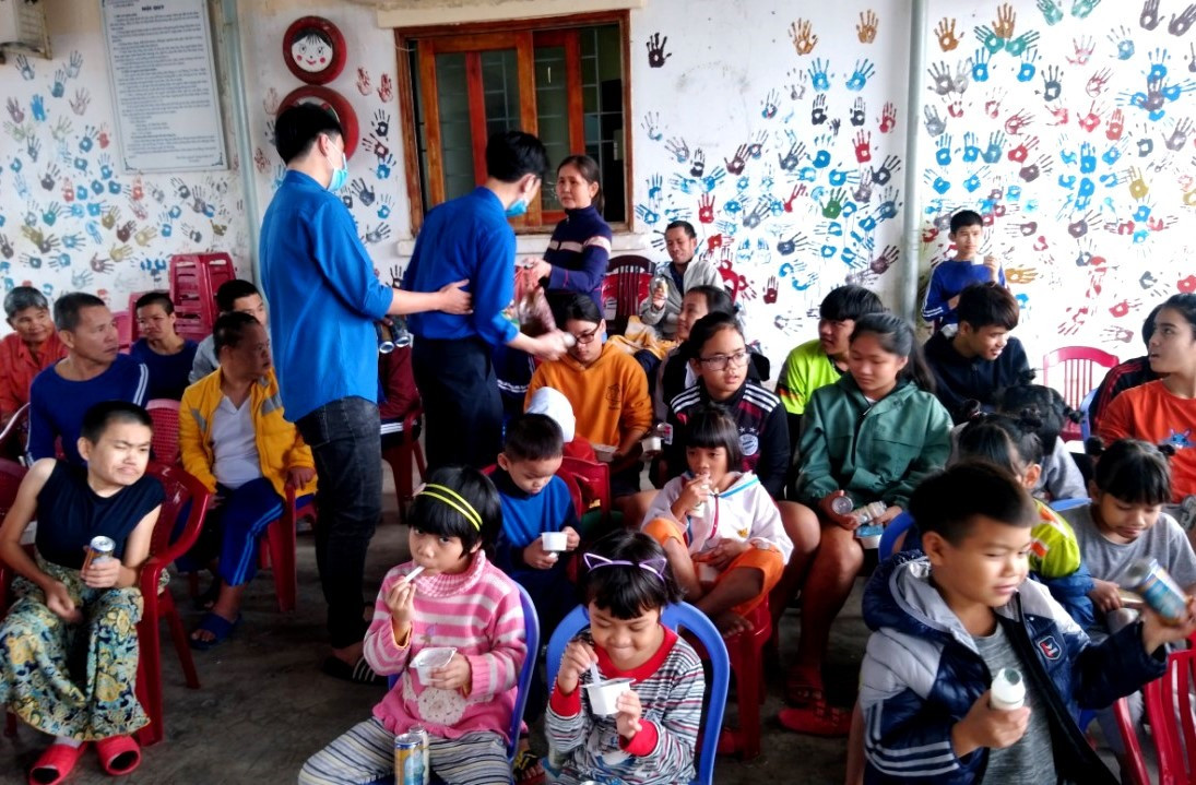 Đoàn viên thanh niên của Trường THPT Lê Quý Đôn tổ chức chương trình giao lưu “Xuân yêu thương” với trẻ em kém may mắn tại các trung tâm bảo trợ TP.Tam Kỳ. Ảnh: Đ.N