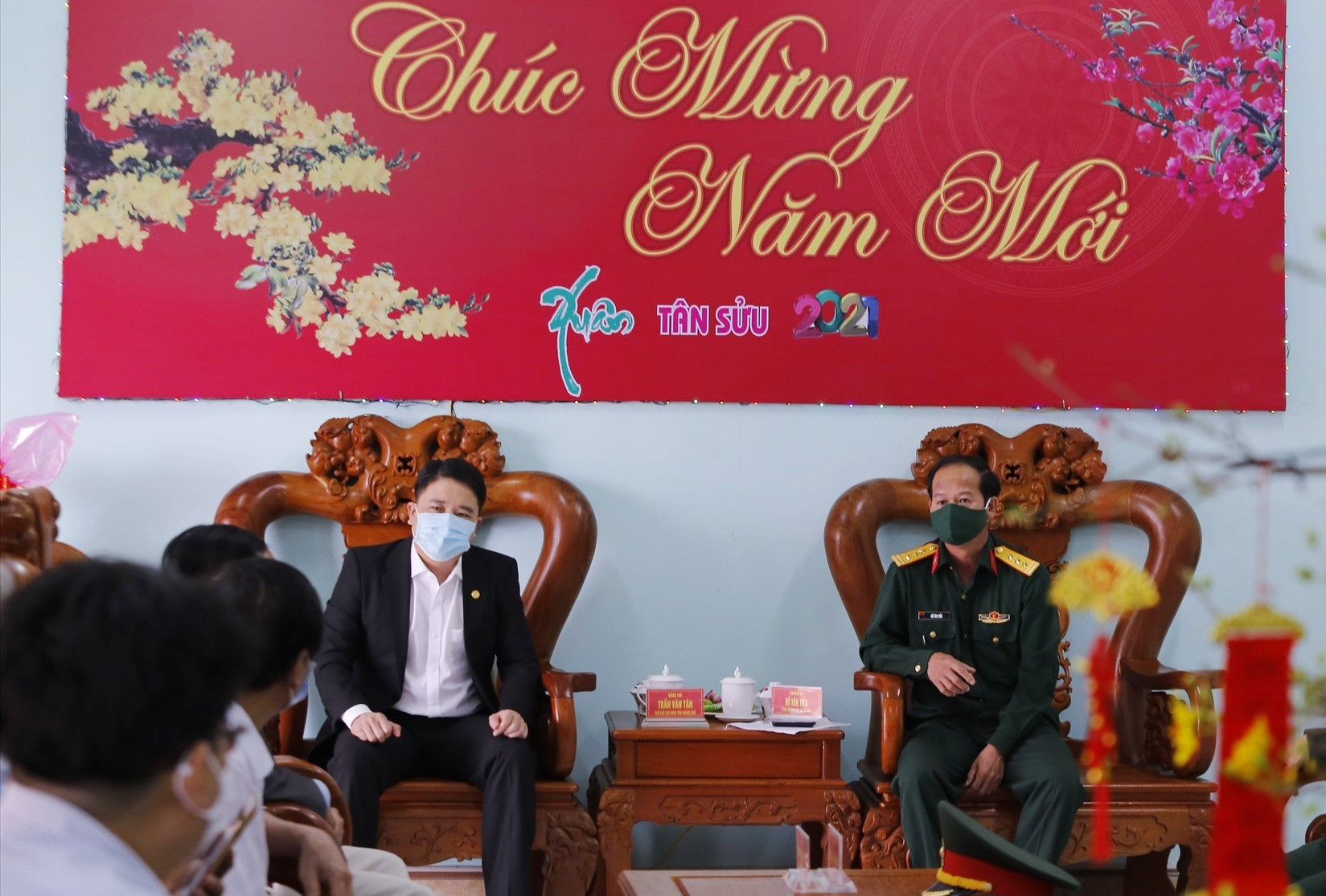Phó Chủ tịch UBND tỉnh Trần Văn Tân hỏi thăm, chúc Tết Sư đoàn 315. Ảnh: T.C