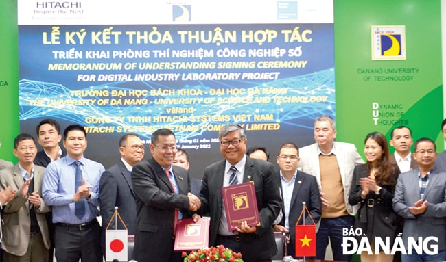 Lễ ký kết thỏa thuận hợp tác triển khai phòng thí nghiệm công nghiệp số giữa Đại học Bách khoa - Đại học Đà Nẵng và Công ty TNHH Hitachi Systems Việt Nam. Ảnh: NGỌC PHÚ