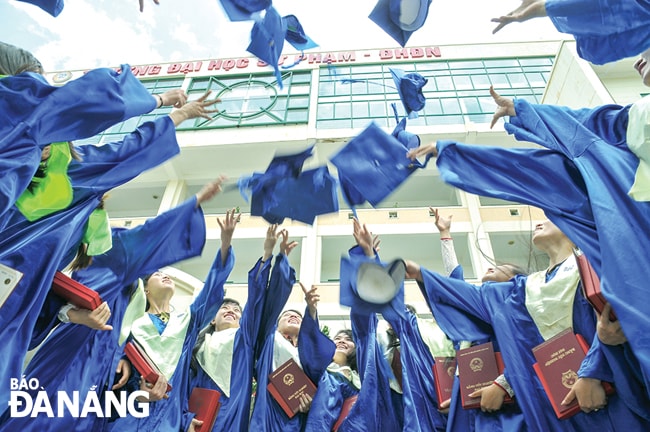 Sinh viên Đại học Sư phạm- Đại học Đà Nẵng trong ngày lễ tốt nghiệp. Ảnh: HUY ĐẰNG