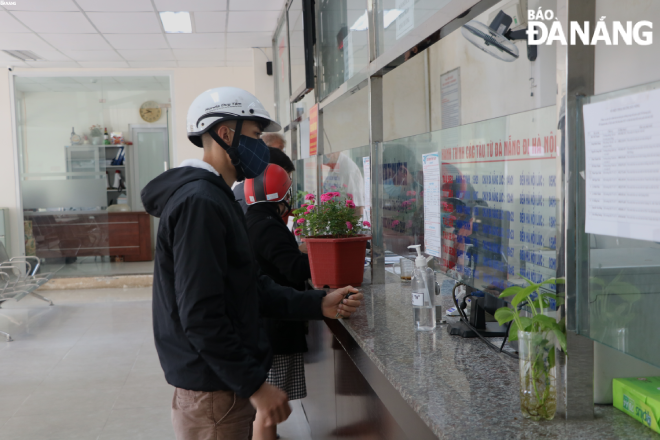 Vẫn có một số hành khách chọn mua vé về trong sáng 11-2. Ảnh: VĂN HOÀNG