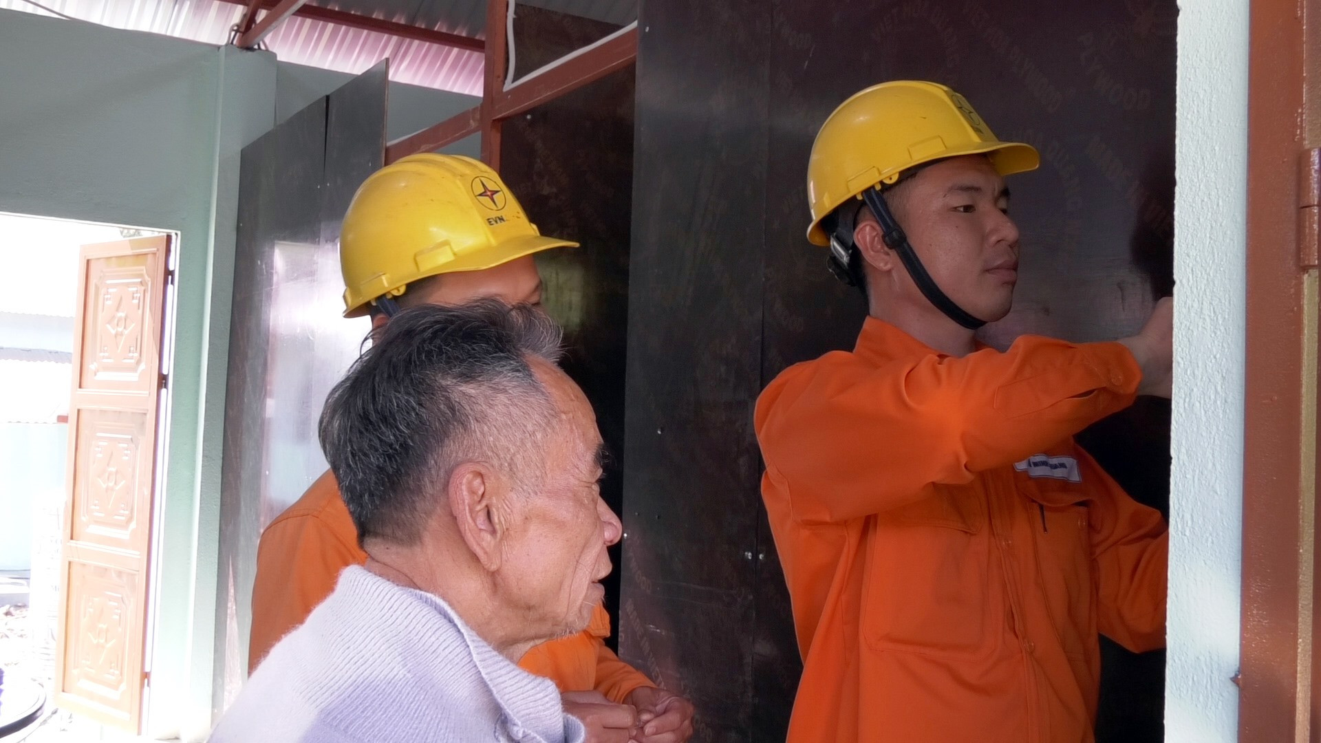Thợ điện Quảng Nam tích cực hỗ trợ đồng bào bắt mạng điện và hướng dẫn an toàn sử dụng điện.