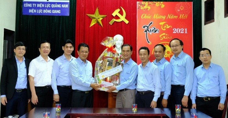 ANH :Tổng Giám đốc EVNCPC tặng quà Tết cho CBCNV Điện lực Đông Giang