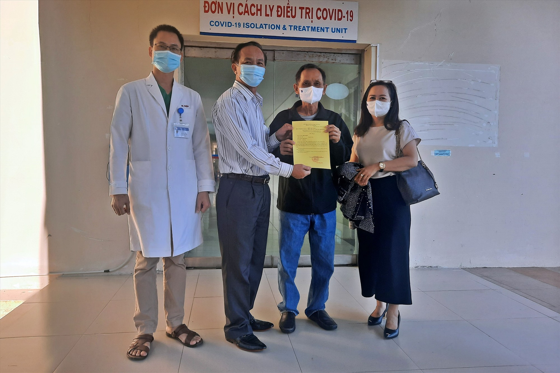 Trao giấy chứng nhận hoàn thành điều trị SARS-CoV-2 cho ông H.T.S. Ảnh: Đ.Q