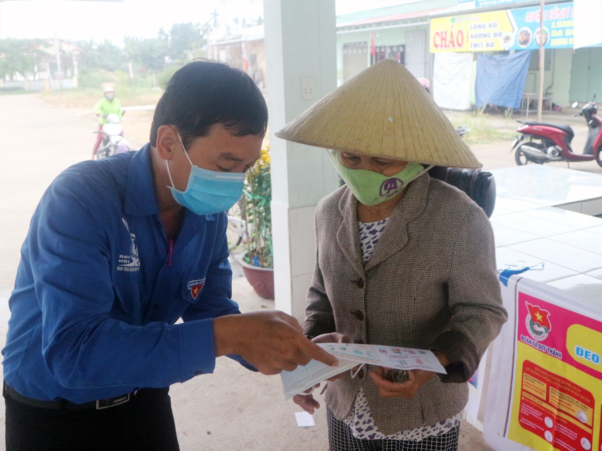 Đoàn viên thanh niên huyện Duy Xuyên tuyên truyền hướng dẫn người dân phòng chống dịch bệnh COVID -19.