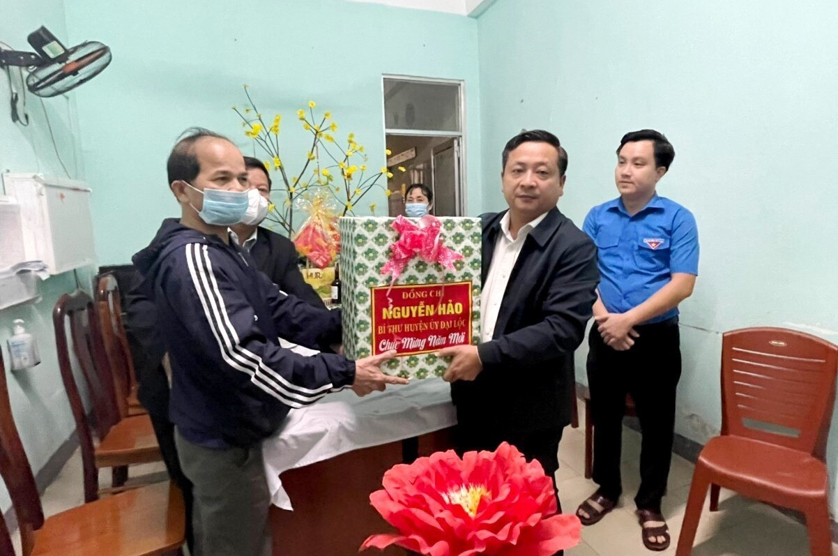 Bí thư Huyện ủy Đại Lộc tặng quà chúc mừng năm mới Trung tâm Y tế huyện Đại Lộc. Ảnh: XT